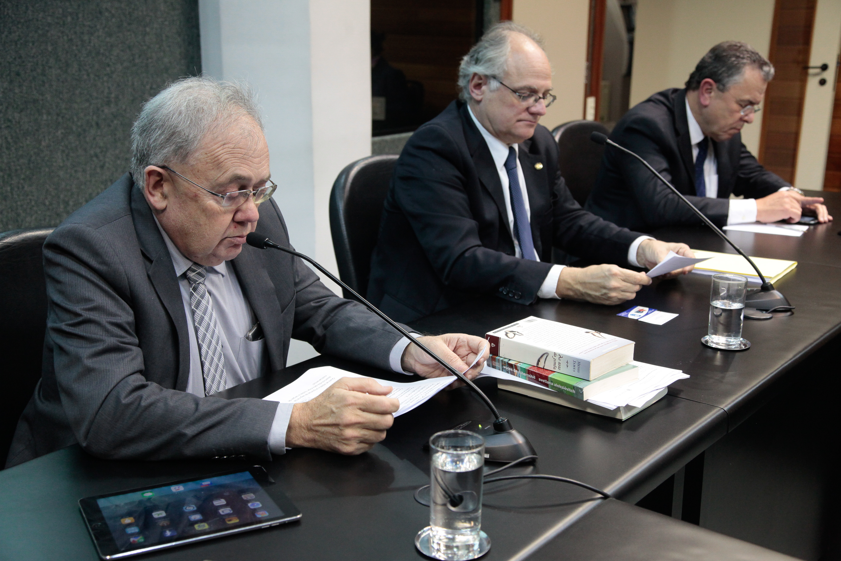 Reunião da Comissão Parlamentar de Inquérito para investigar a falsificação de medicamentos em Santa Catarina.