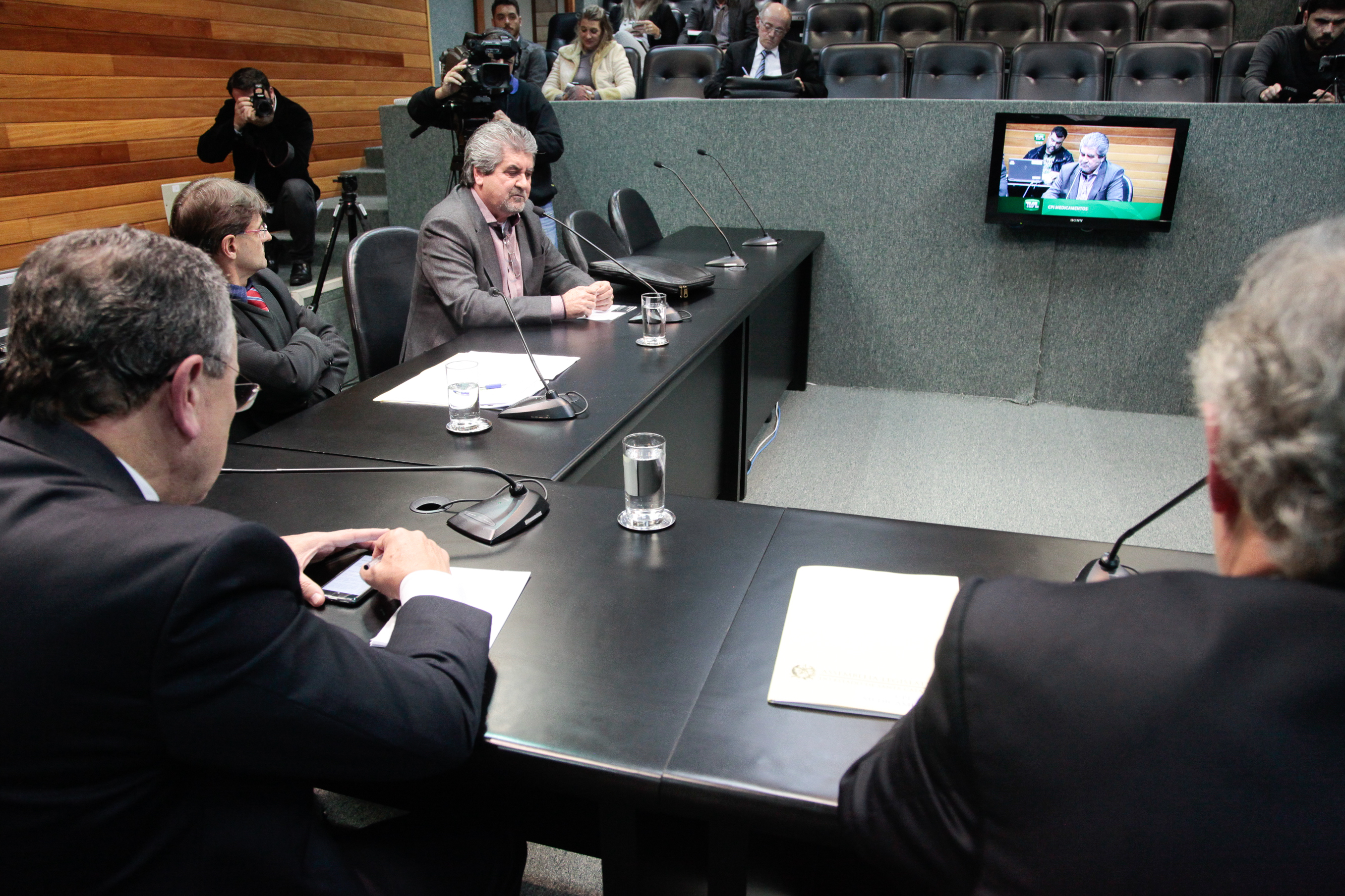 Reunião da Comissão Parlamentar de Inquérito para investigar a falsificação de medicamentos em Santa Catarina.