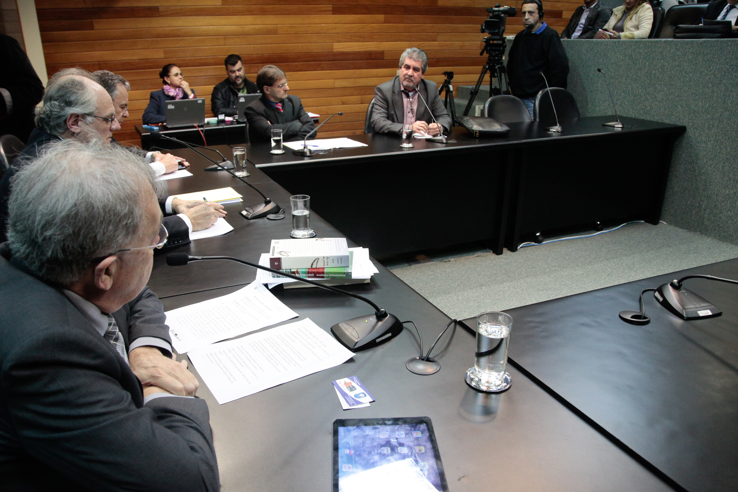 Reunião da Comissão Parlamentar de Inquérito para investigar a falsificação de medicamentos em Santa Catarina.