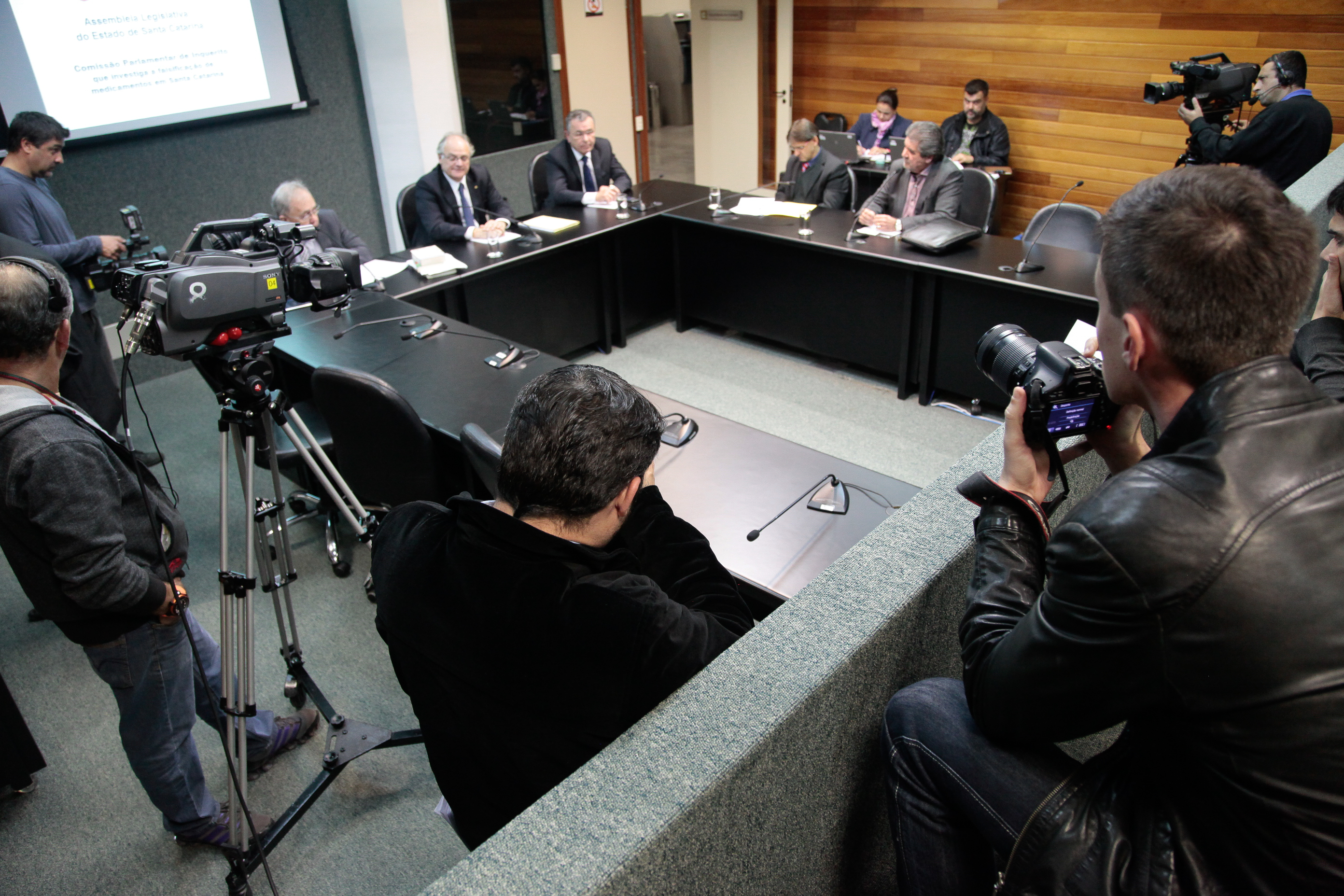 Reunião da Comissão Parlamentar de Inquérito para investigar a falsificação de medicamentos em Santa Catarina.