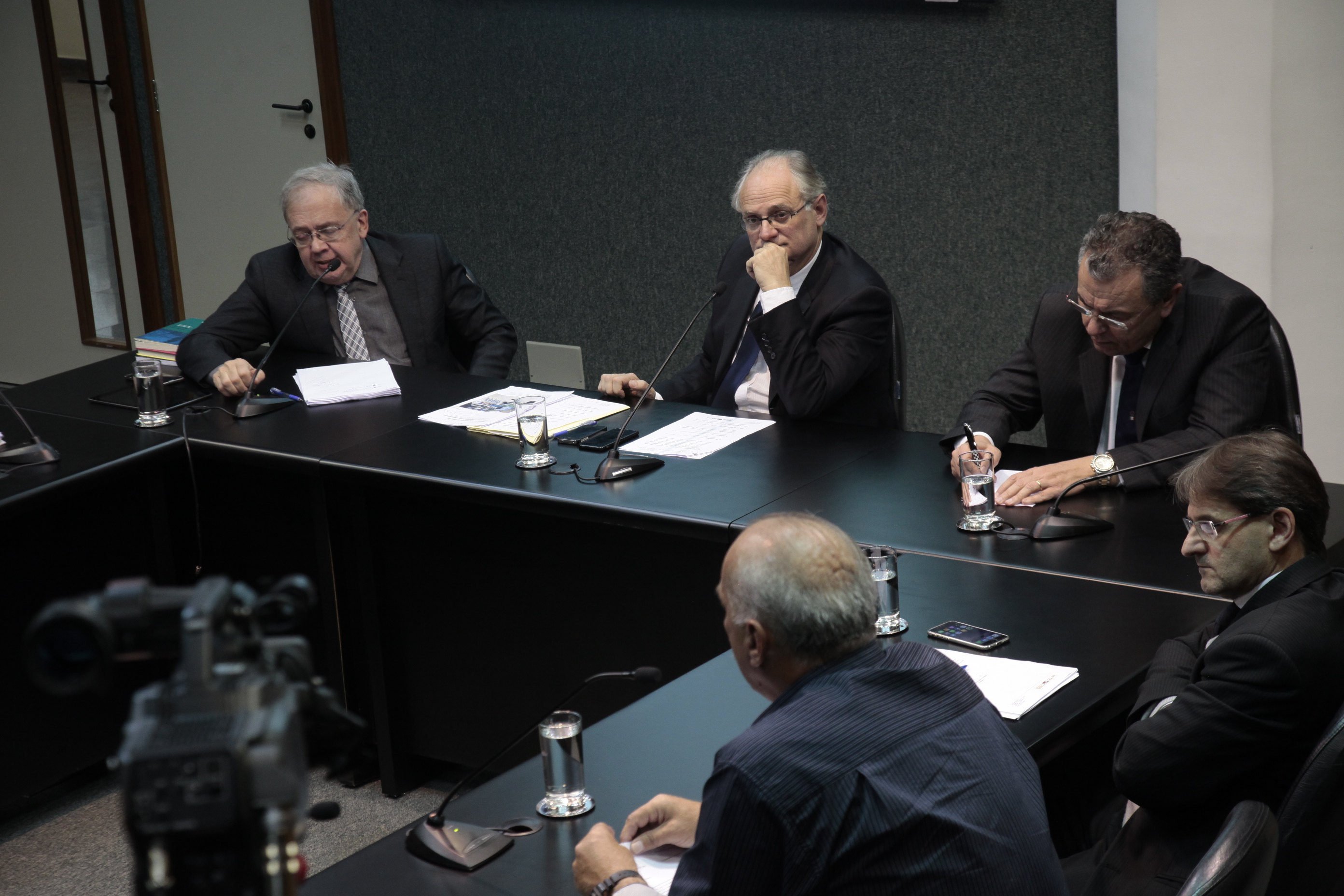 Reunião da Comissão Parlamentar de Inquérito para investigar a falsificação de medicamentos em Santa Catarina.