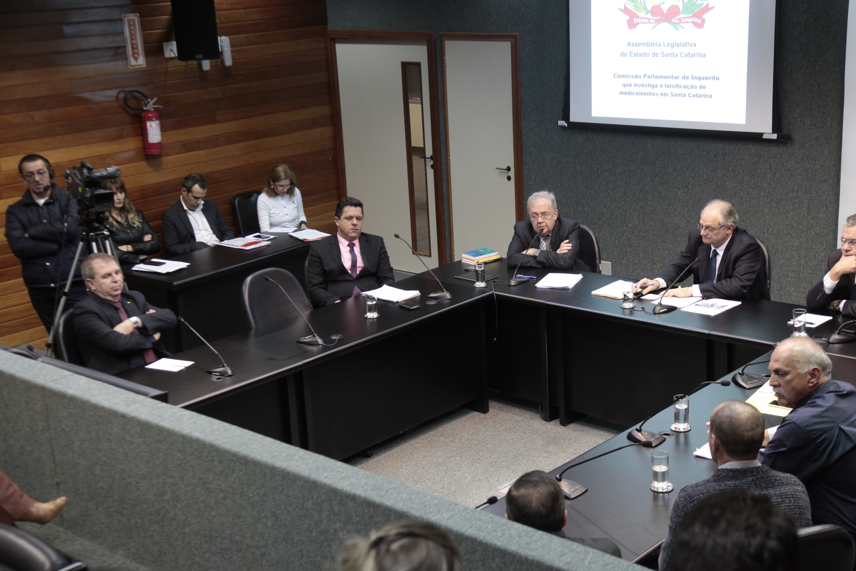 Reunião da Comissão Parlamentar de Inquérito para investigar a falsificação de medicamentos em Santa Catarina.