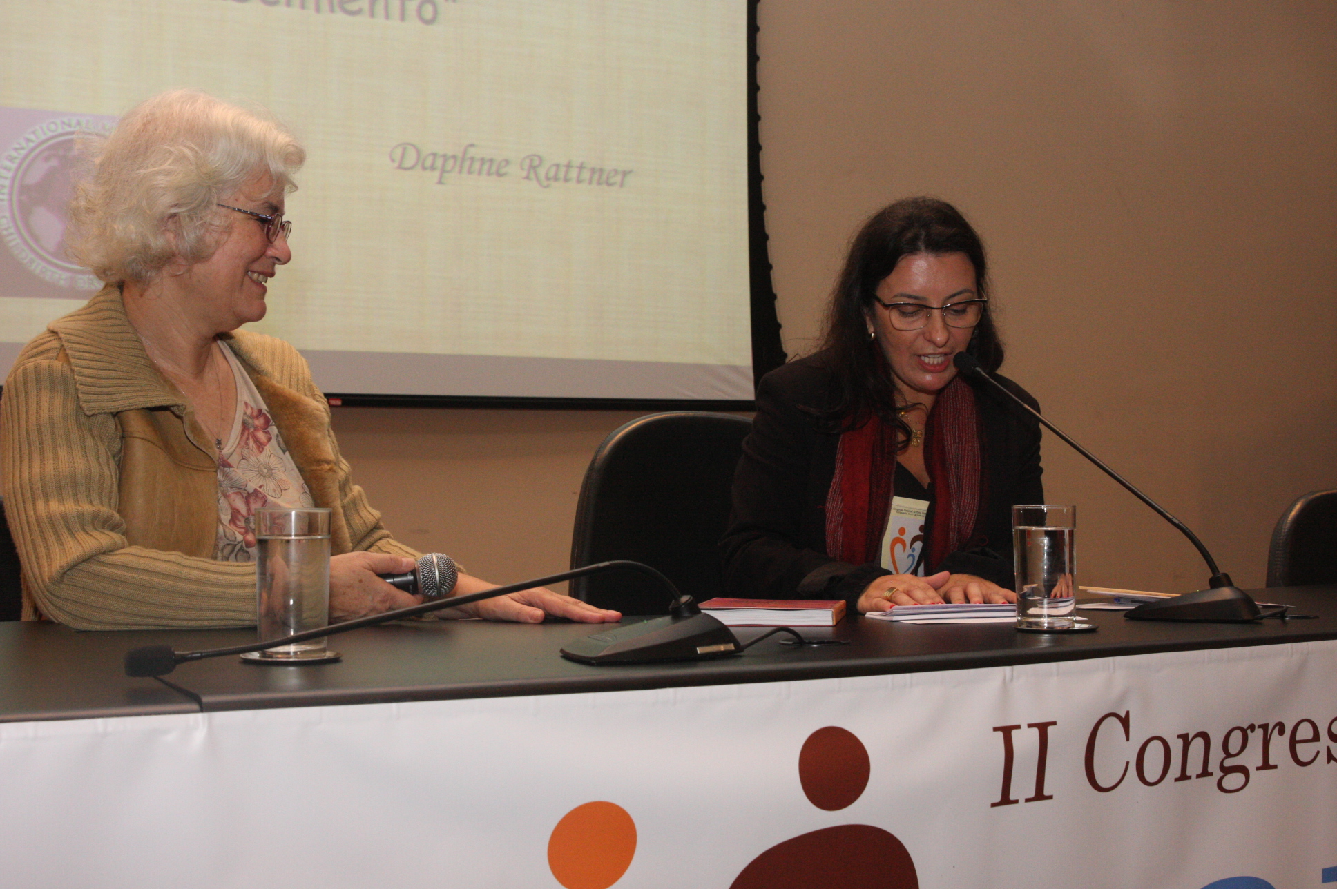 2º Congresso Nacional Parto Humanizado. Daphne Rattner e a mediadora Luciane D'avila.
