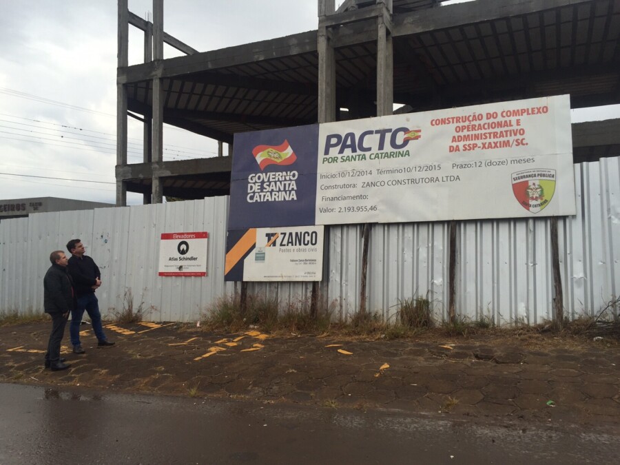 Deputado Mauricio Eskudlark e o delegado Fernando Callfass na visita a obra do Complexo de Segurança Pública de Xaxim