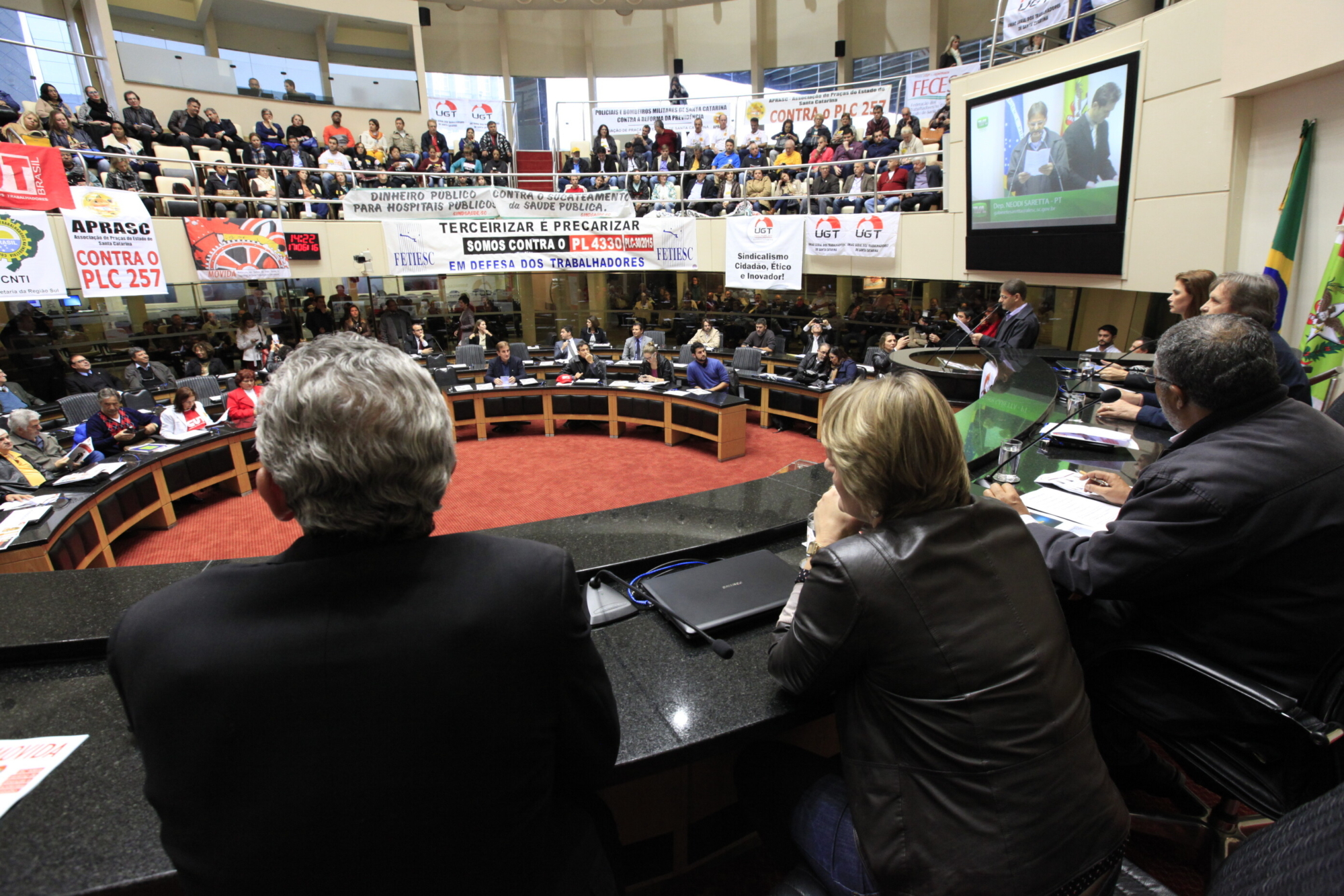 Parlamentares e sindicalistas debatem defesa dos direitos trabalhistas