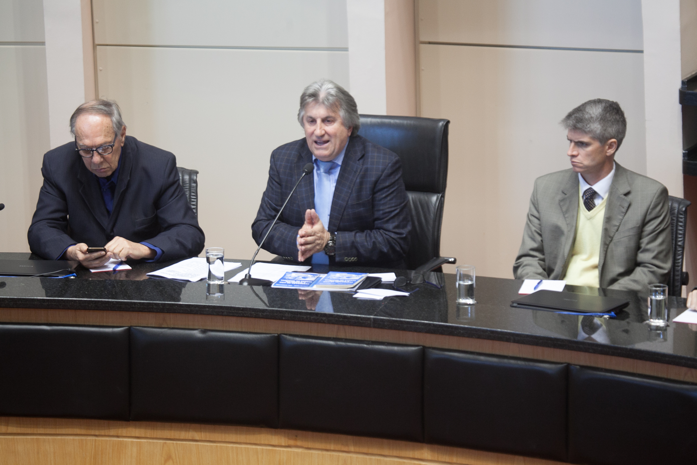 Audiência Publica discute a situação dos Beach Clubs na Praia de Jurerê Internacional.Foto: Miriam Zomer/Agência AL