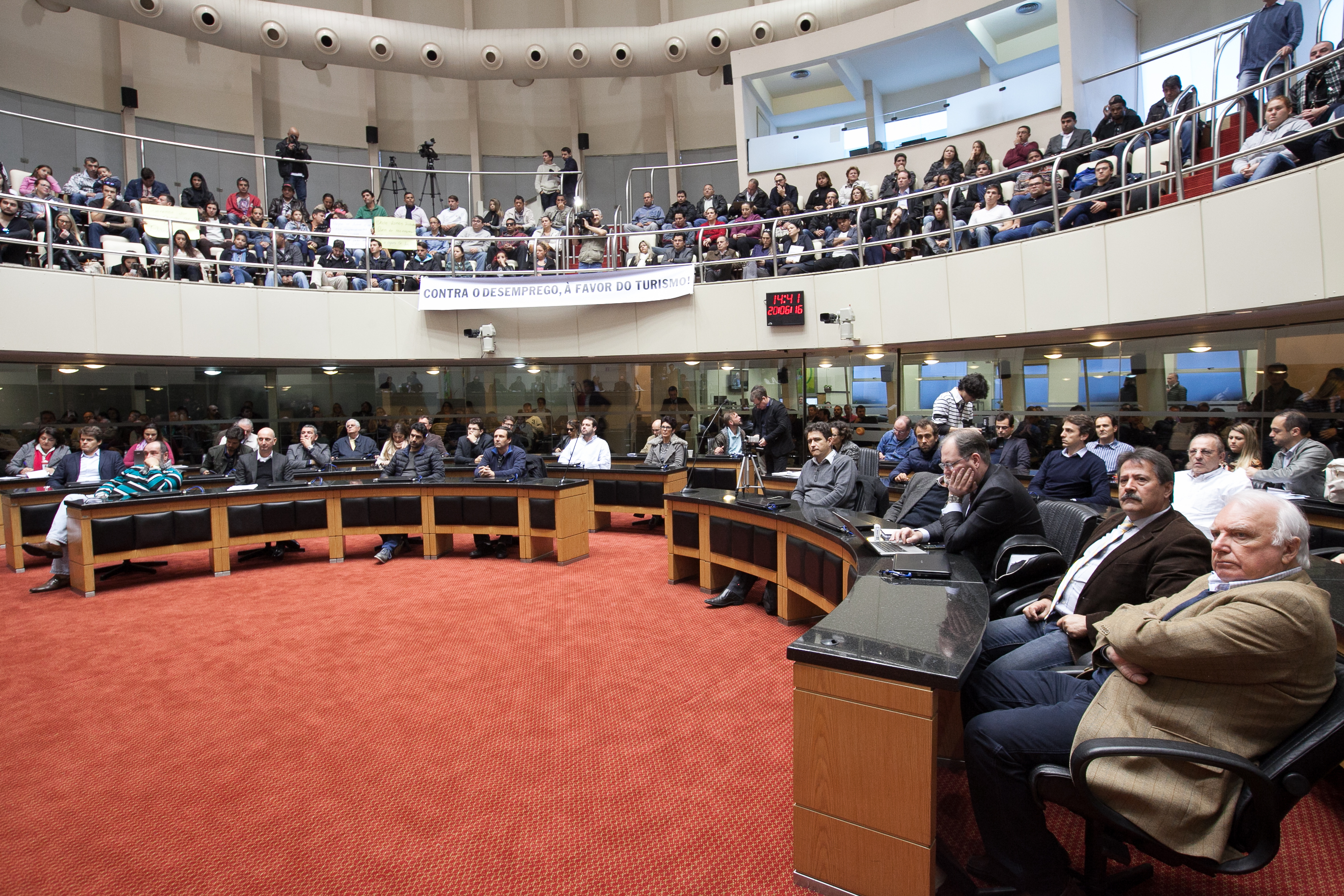 Audiência Publica discute a situação dos Beach Clubs na Praia de Jurerê Internacional.Foto: Miriam Zomer/Agência AL
