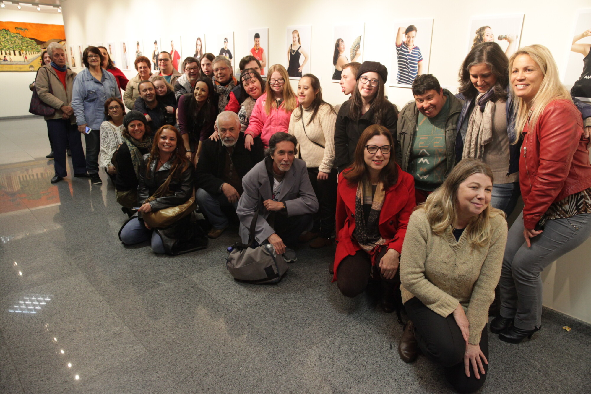 Familiares dos estudantes e amigos da entidade prestigiaram a abertura da exposição