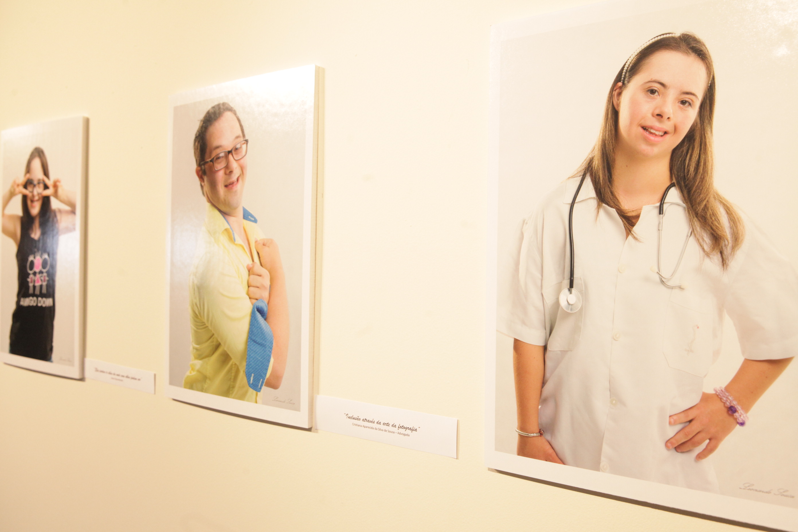 Exposição Síndrome de Down: Inclusão através da Arte, do fotógrafo Leonardo Sousa.