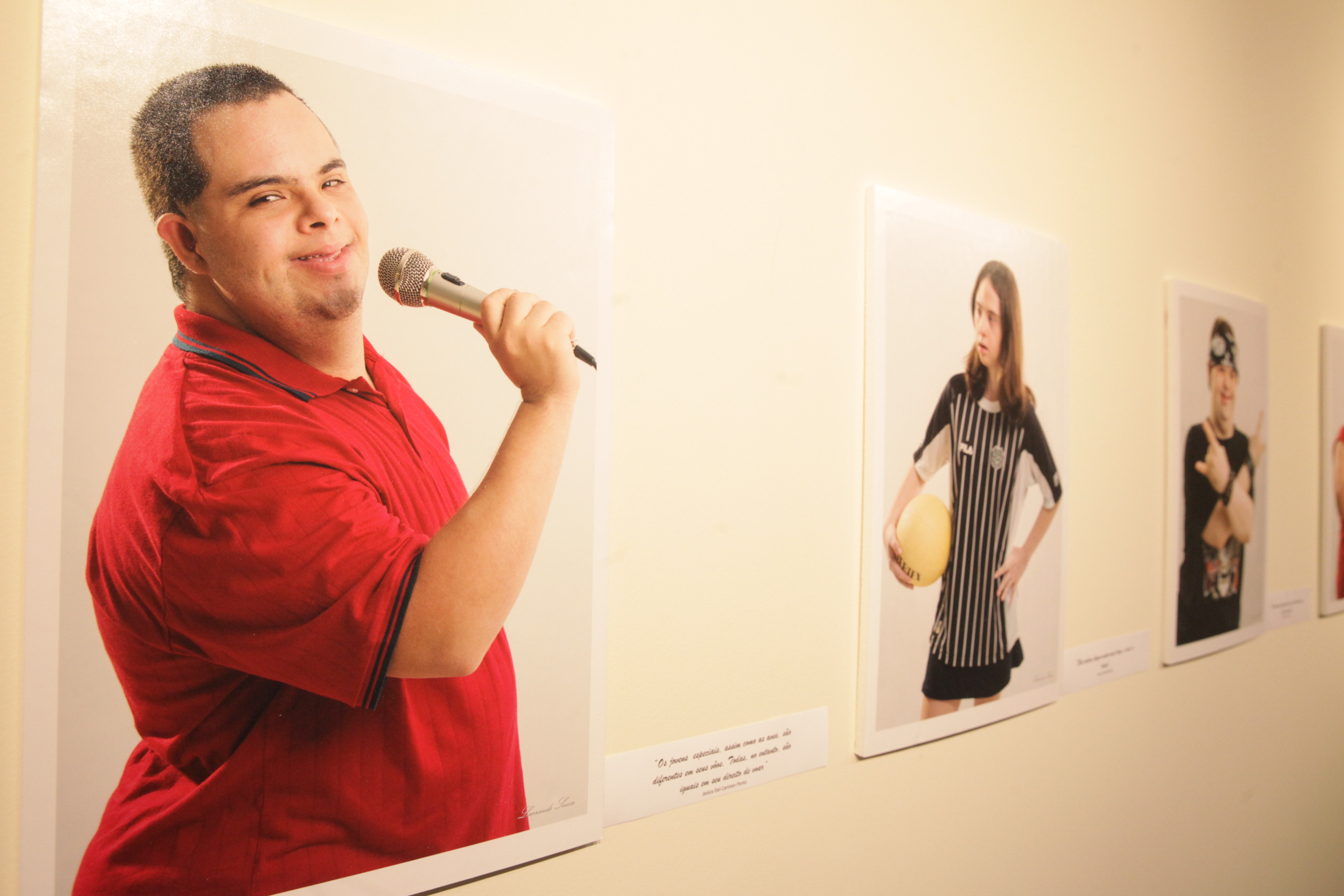 Exposição Síndrome de Down: Inclusão através da Arte, do fotógrafo Leonardo Sousa.