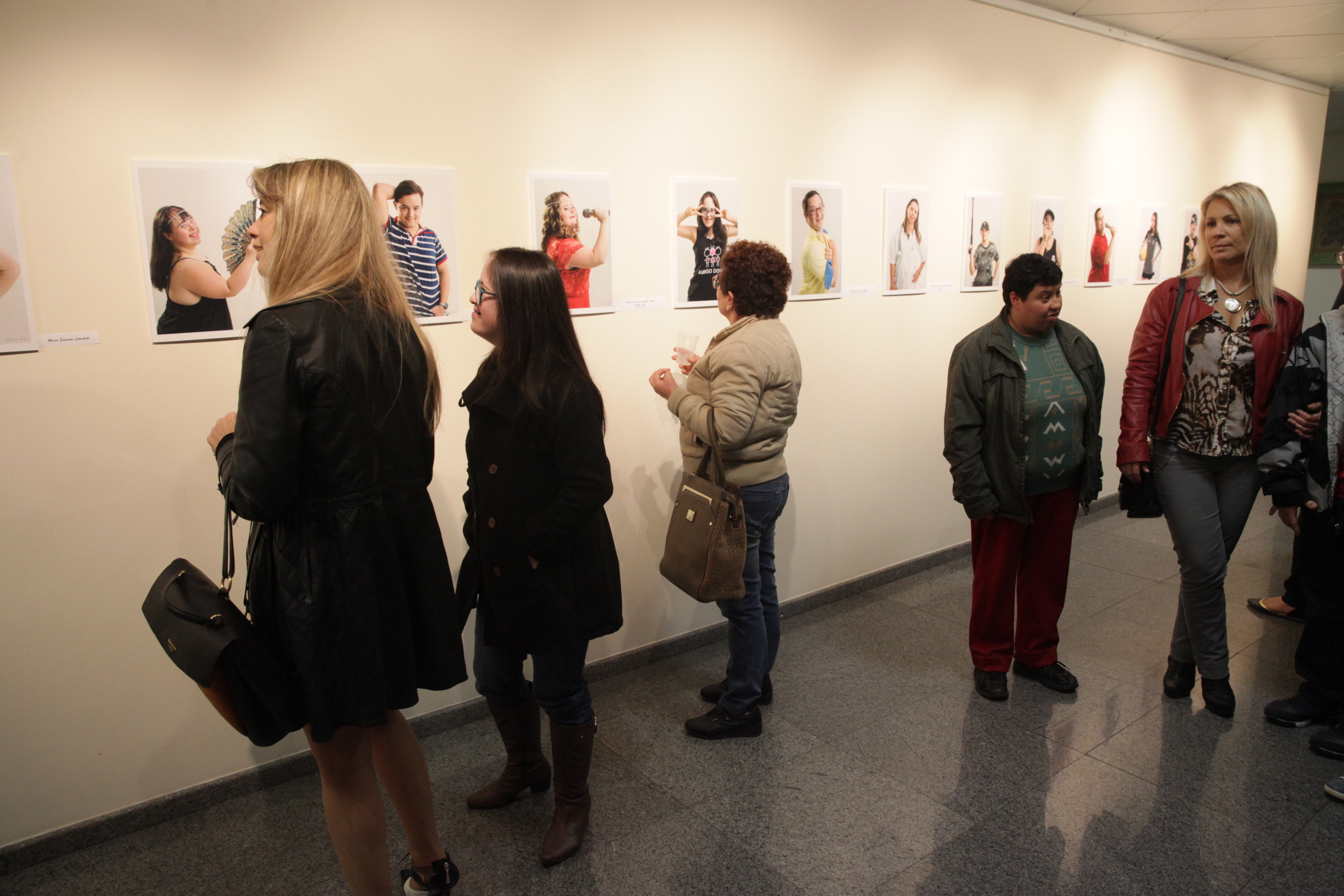 Exposição Síndrome de Down: Inclusão através da Arte, do fotógrafo Leonardo Sousa.
