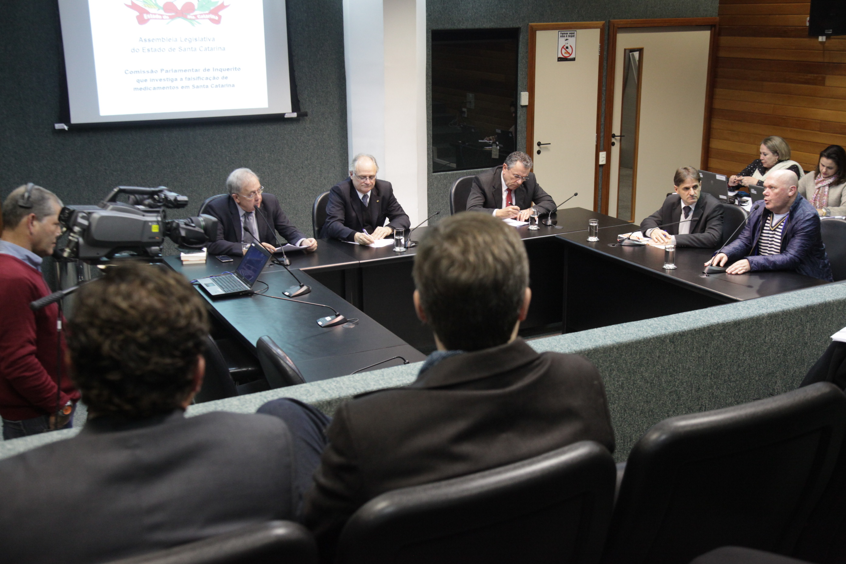 Reunião da Comissão Parlamentar de Inquérito para investigar a falsificação de medicamentos em Santa Catarina.