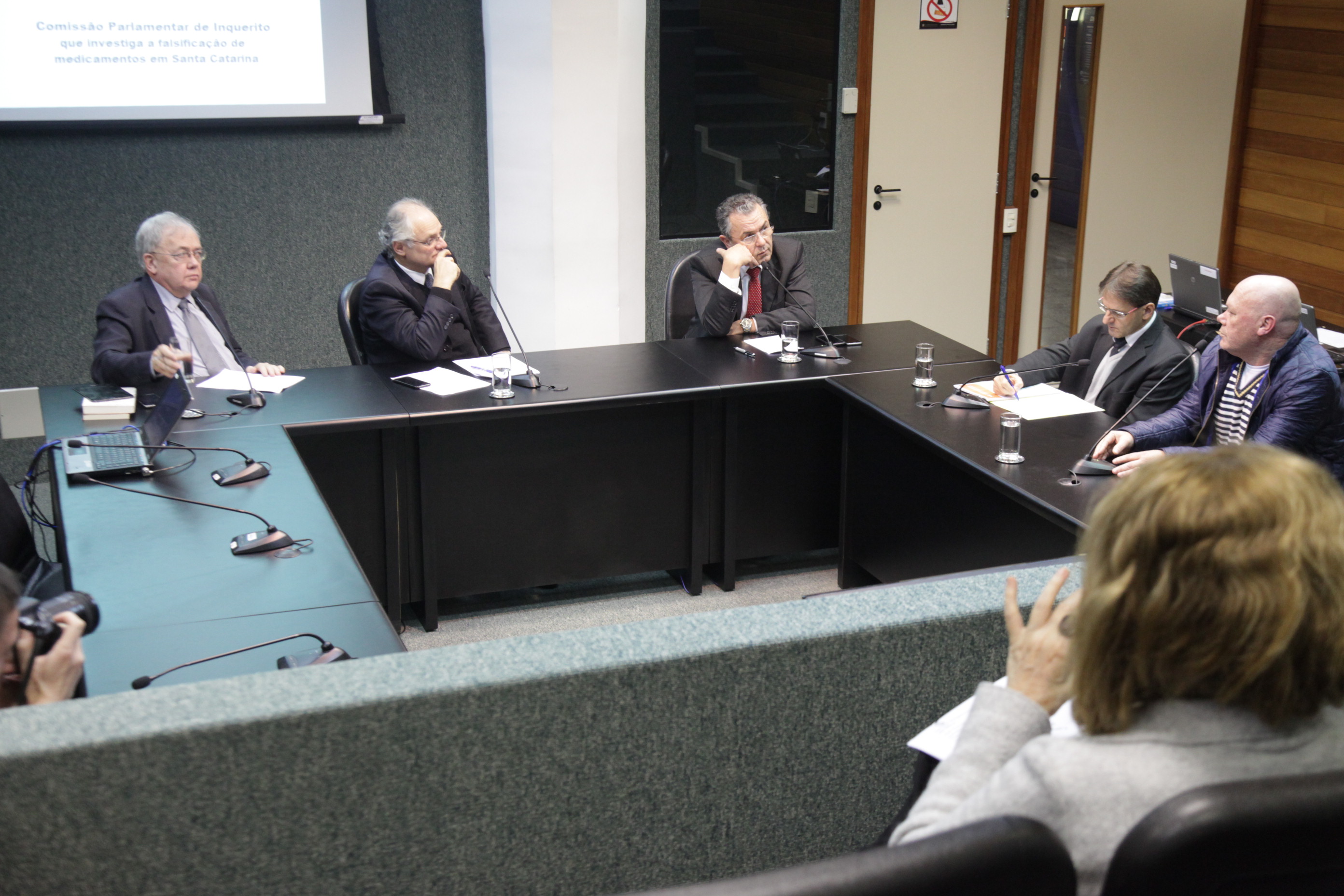 Reunião da Comissão Parlamentar de Inquérito para investigar a falsificação de medicamentos em Santa Catarina.