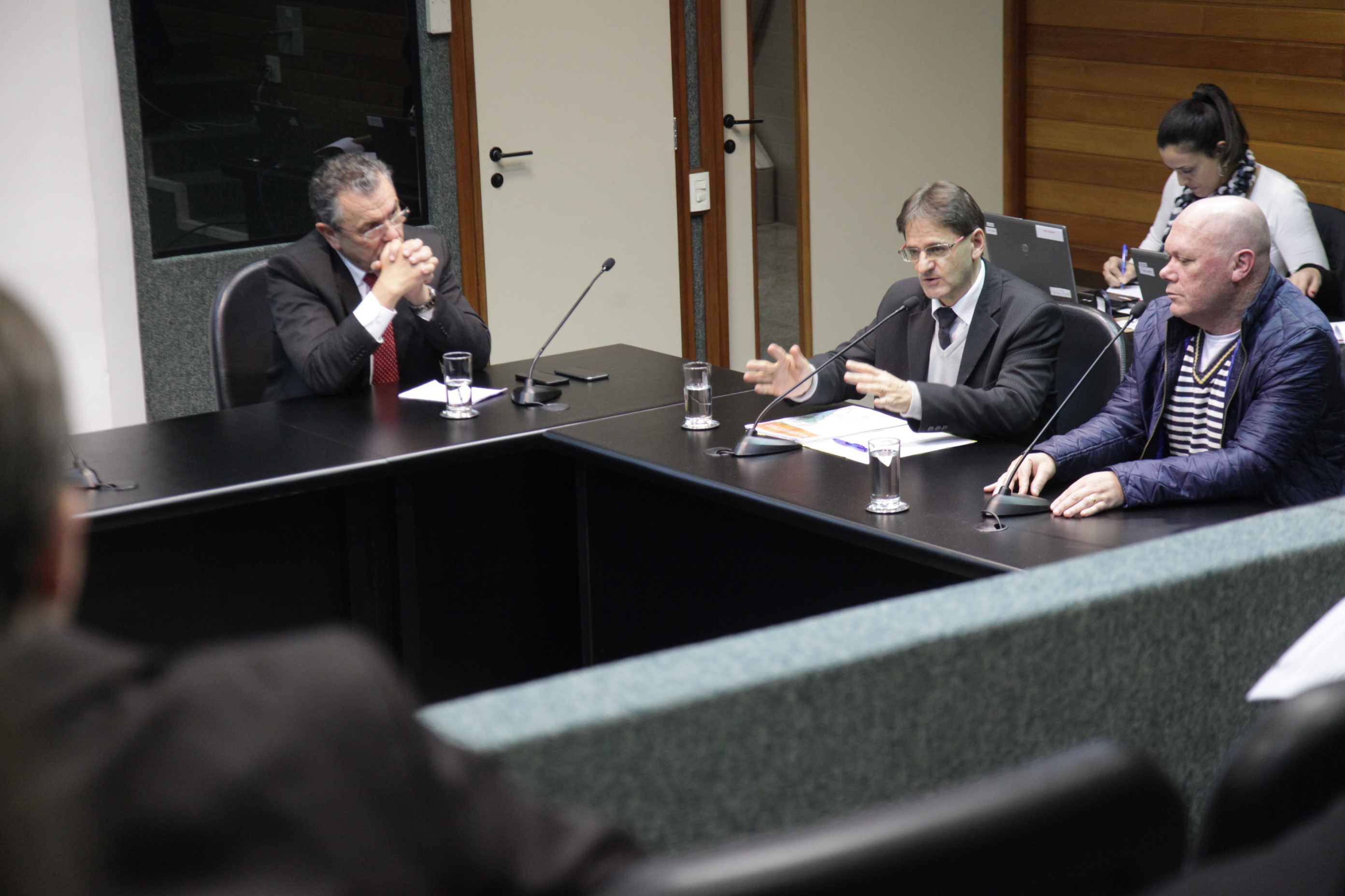 Reunião da Comissão Parlamentar de Inquérito para investigar a falsificação de medicamentos em Santa Catarina.