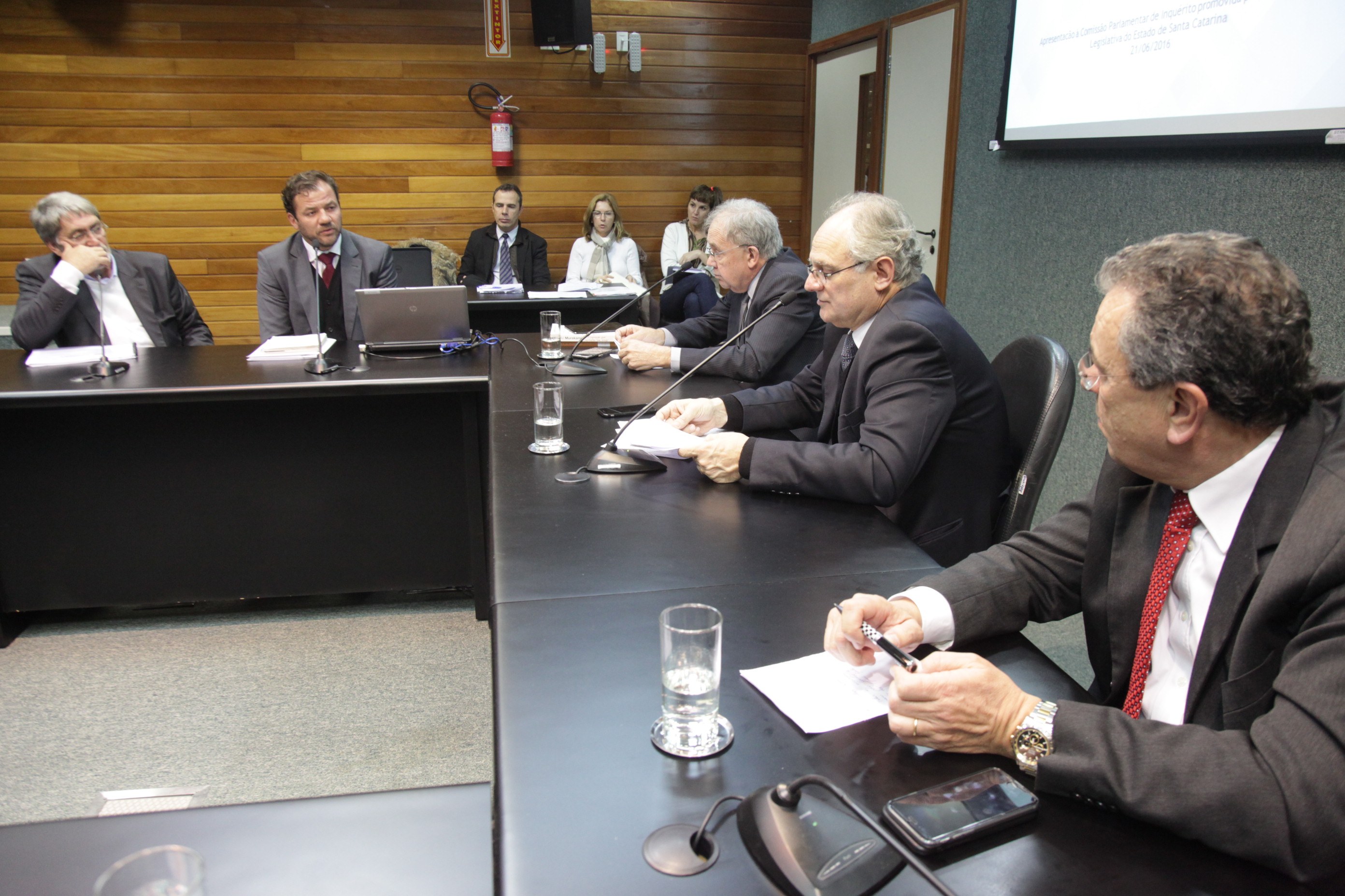 Reunião da Comissão Parlamentar de Inquérito para investigar a falsificação de medicamentos em Santa Catarina.