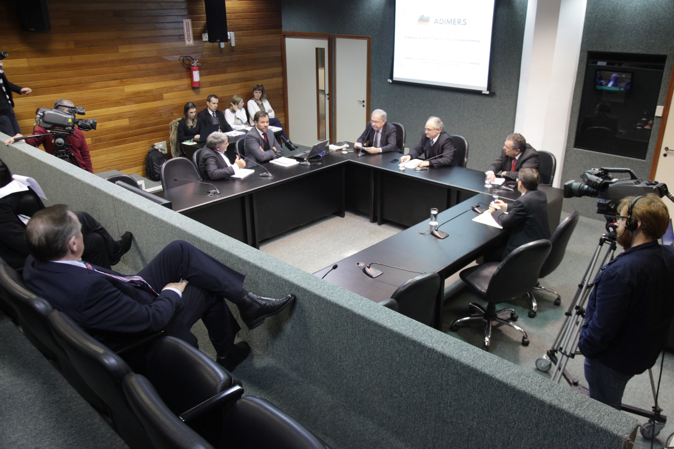 Reunião da Comissão Parlamentar de Inquérito para investigar a falsificação de medicamentos em Santa Catarina.