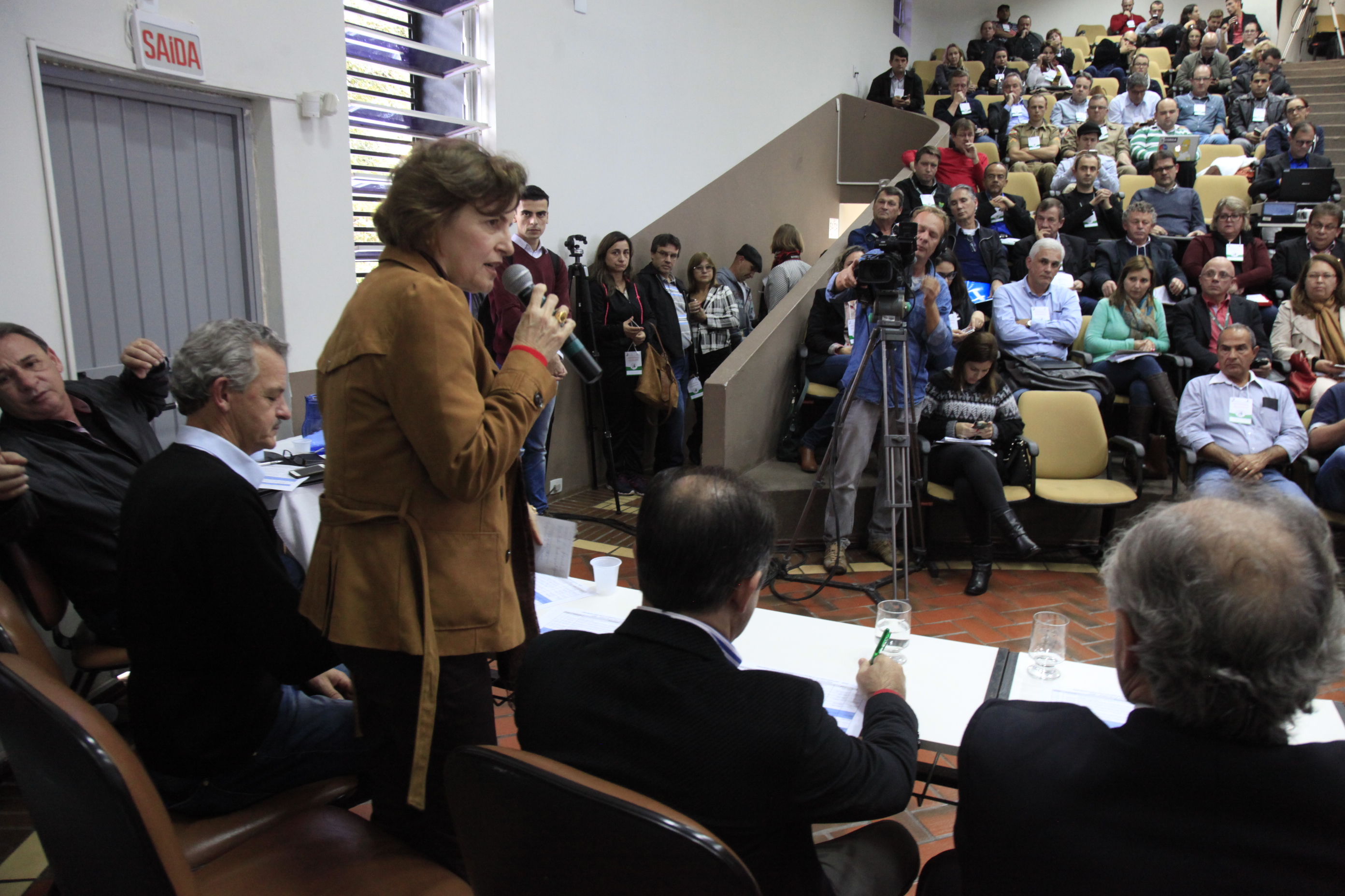 Audiência Pública Regional - Lei de Diretrizes Orçamentárias (LDO) 2016 para a Lei Orçamentária Anual (LOA) 2017 - Joinville/SC. Sandra Furlan.