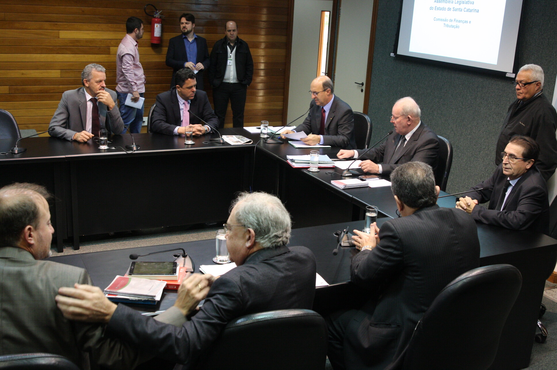 Finanças aprova projeto que retira auxílio-alimentação de servidores licenciados