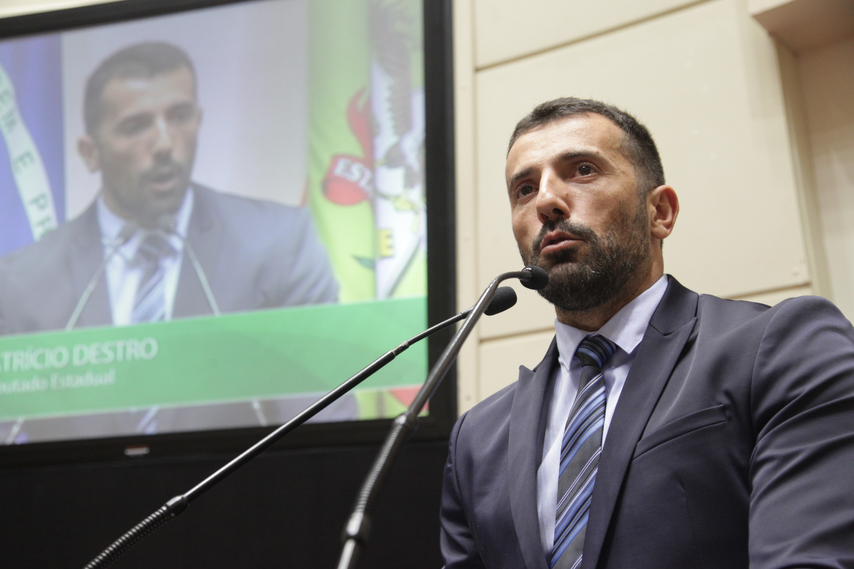 Deputado Patrício Destro (PSB). Sessão Especial - 65 Anos do SESI.