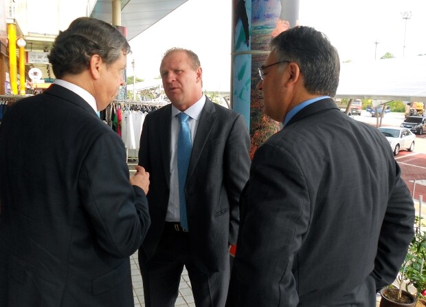 Antes da reunião, presidente da Alesc, Gelson Merisio, e governador Raimundo Colombo conversam com embaixador Luis Fernando Serra. Foto: Claudio Thoma
