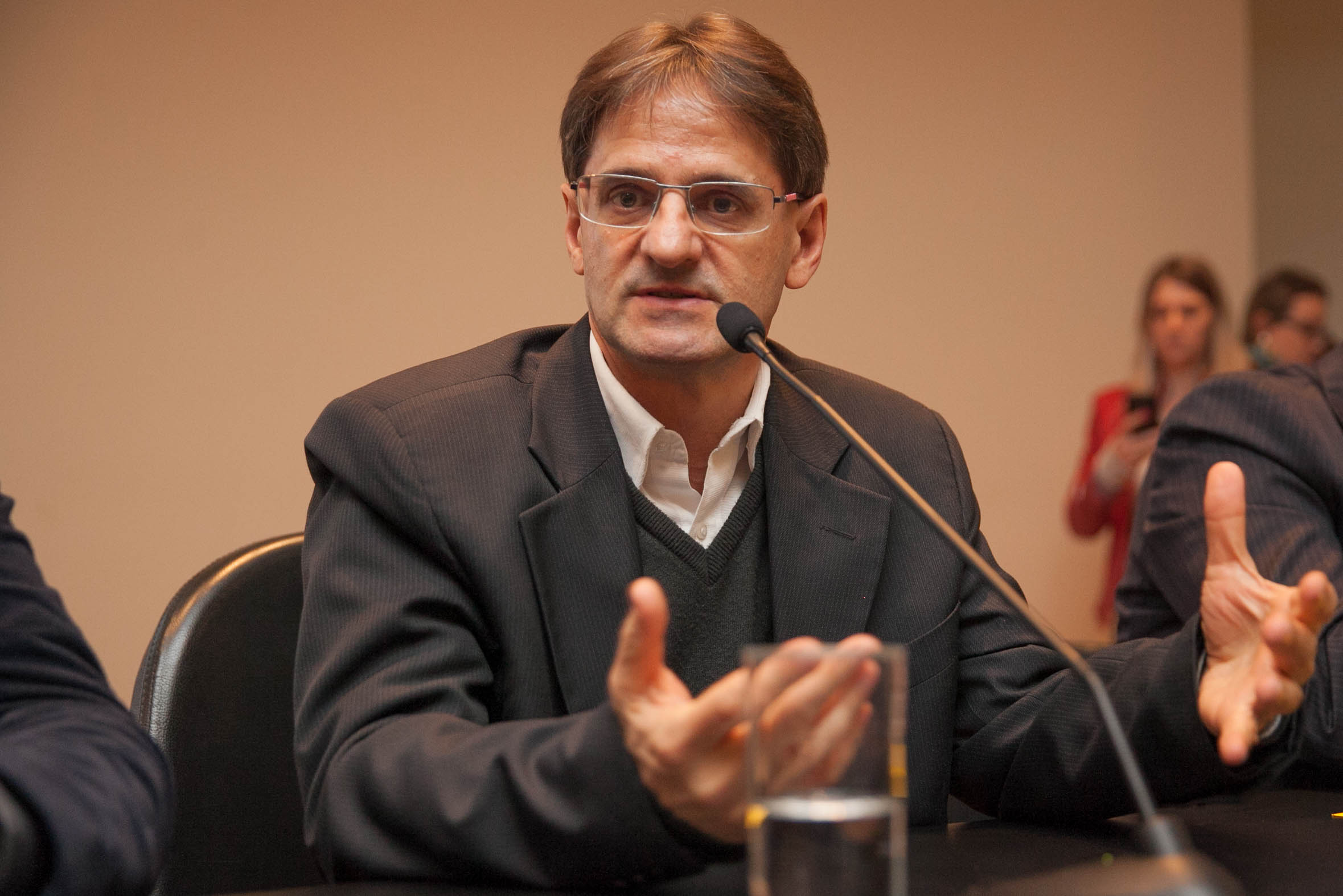 Deputado Neodi Saretta (PT)  em Audiência Pública: Situação estrutural das escolas estaduais
