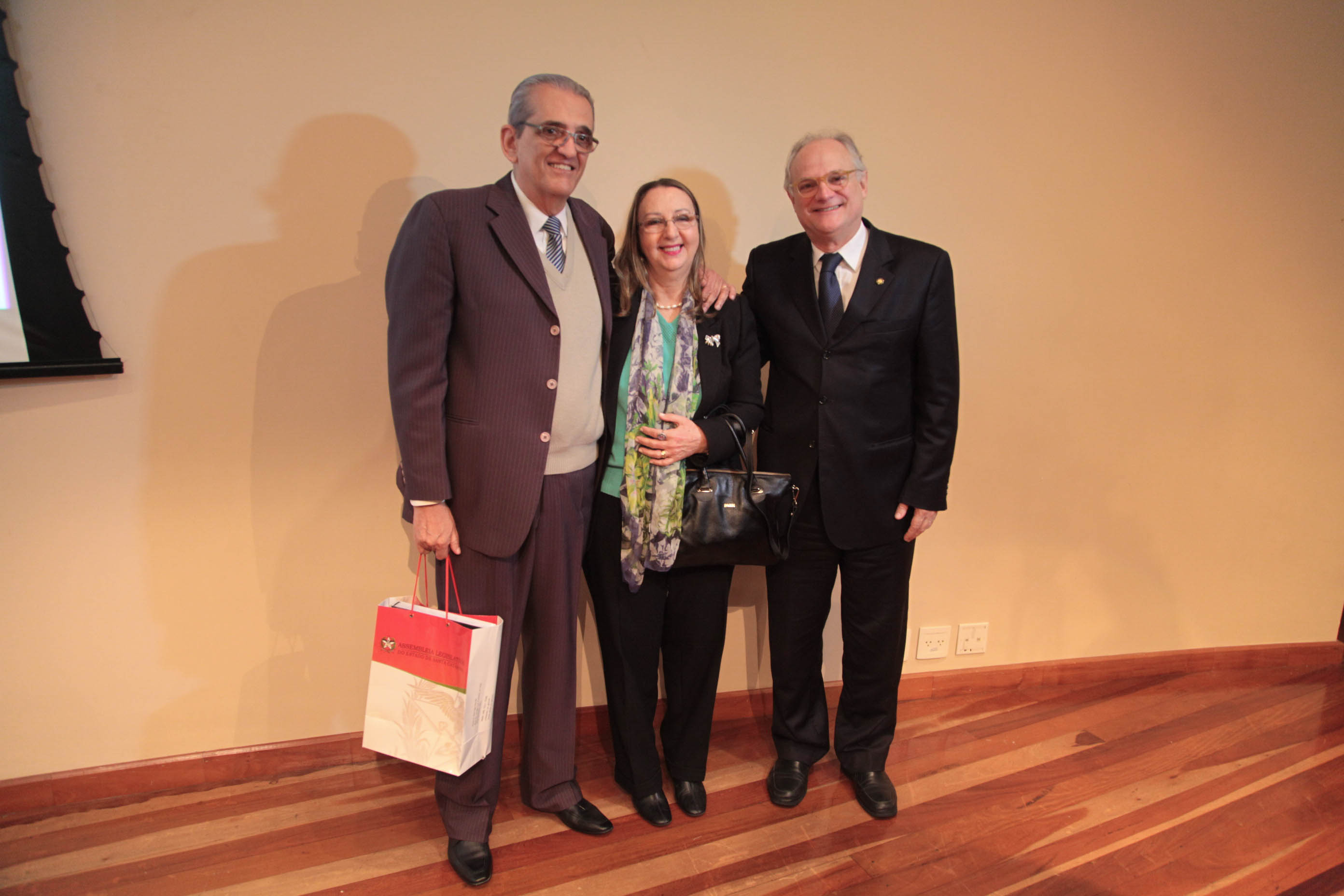 Paulo Roberto Medeiros, Denise Maria Espíndola e Deputado Vicente Caropreso (PSDB) em Lançamento do Seminário 