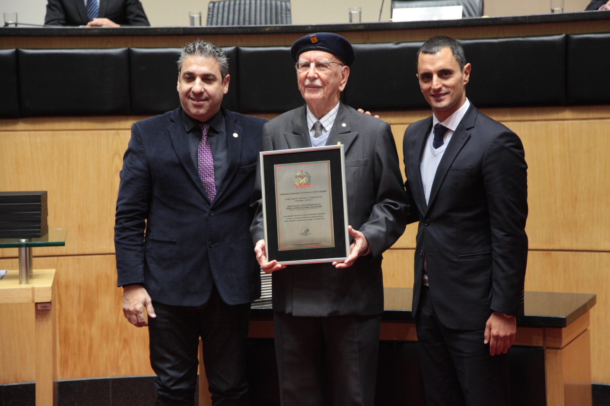 Walter Carlos Hertel recebe homenagem dos deputados Mário Marcondes e João Amin.