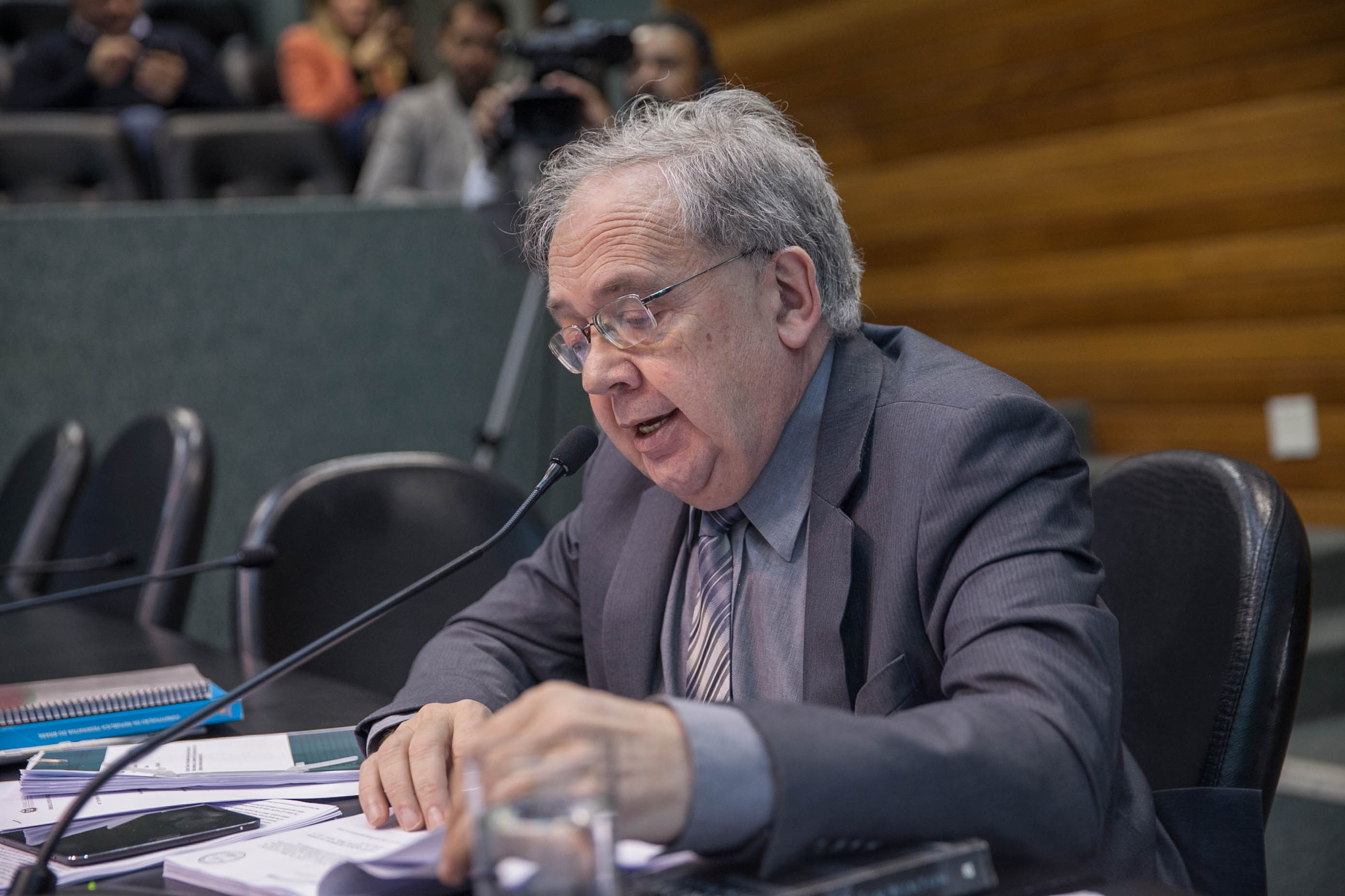 Deputado Vicente Caropreso (PSDB) em Comissão de Trabalho, Administração e Serviço Público.