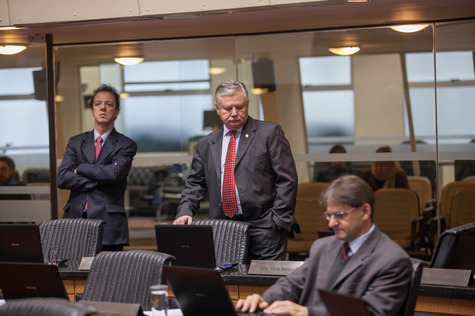 Parlamentares acompanham a sessão.