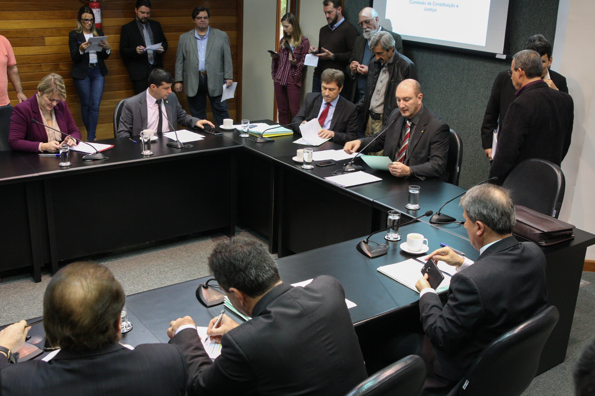 CCJ aprova projeto que obriga empresas a estenderem promoções a clientes antigos