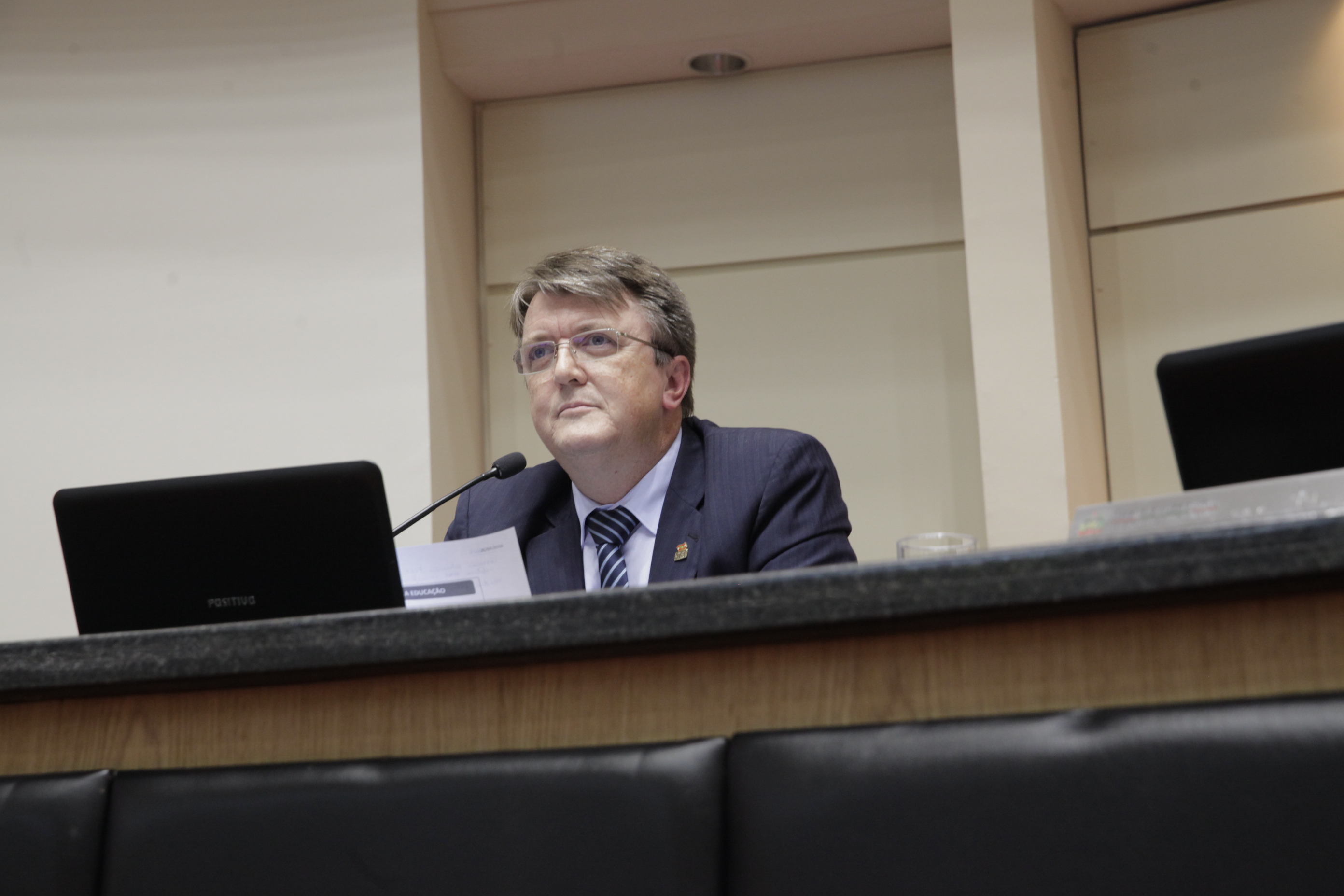 Sessão Ordinária. Secretário de Educação Eduardo Deschamps.