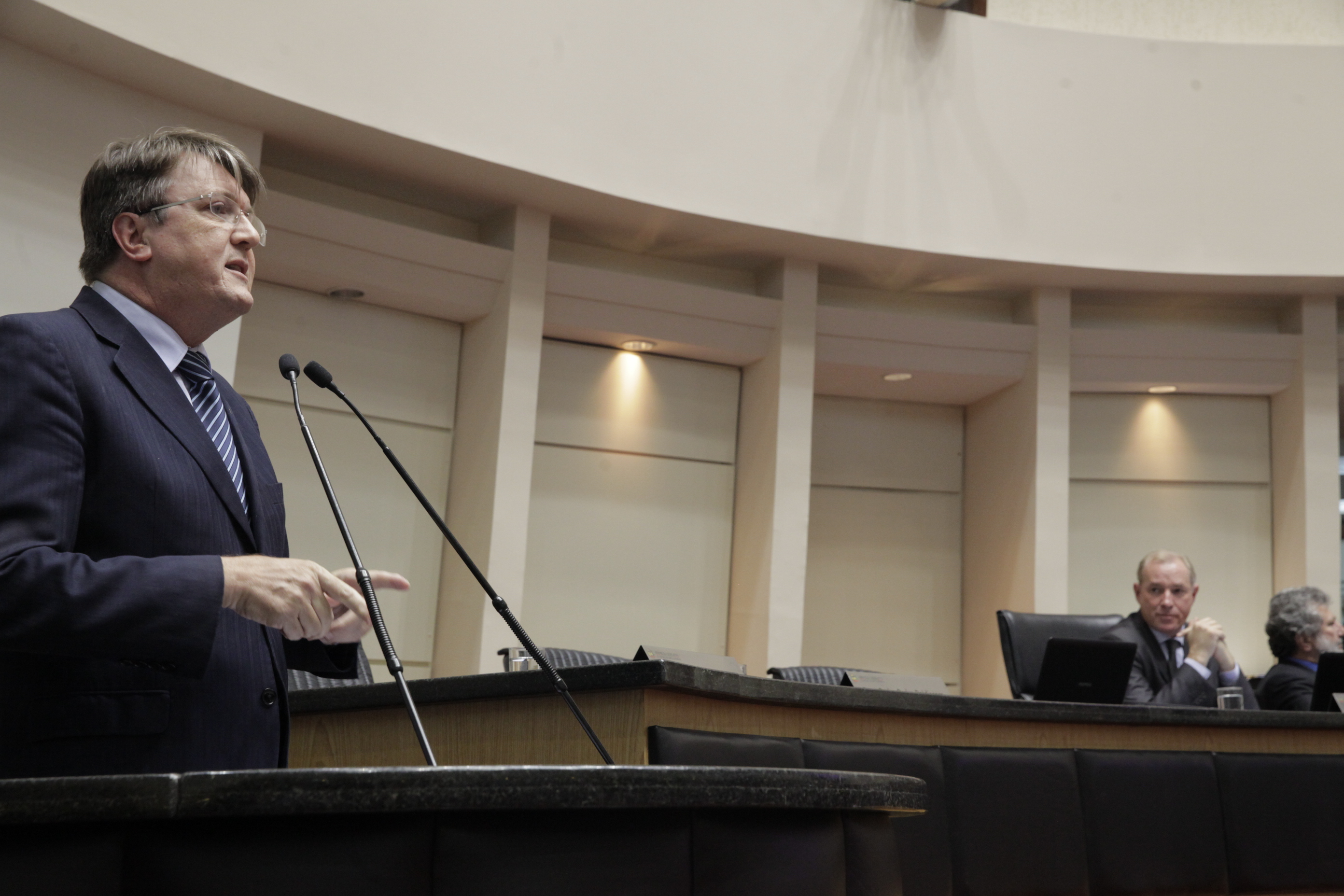Sessão Ordinária. Secretário de Educação Eduardo Deschamps.