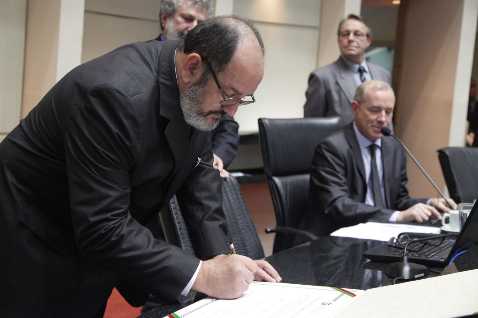 Roberto Salum assume vaga no Legislativo