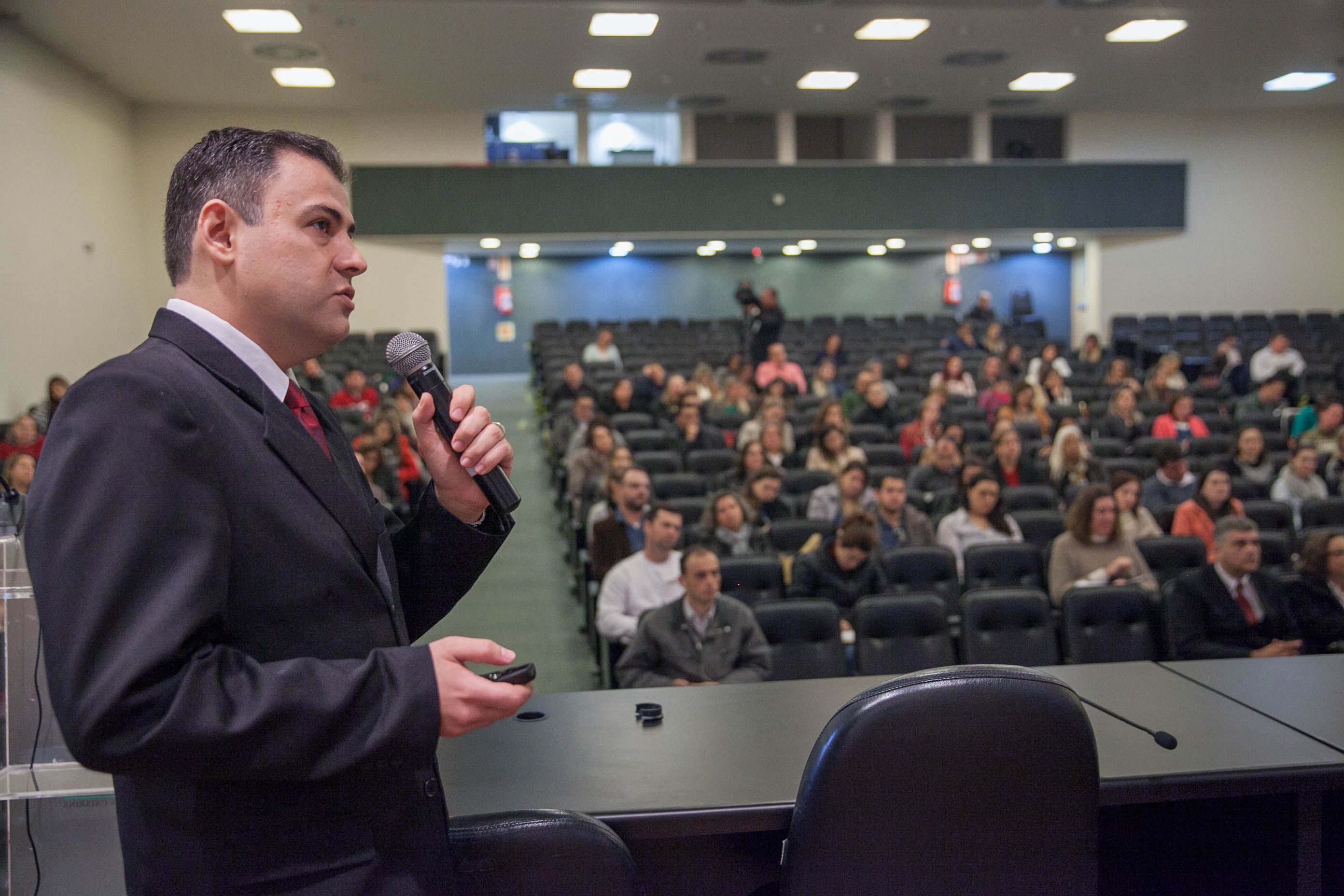 Dr. Daniel Yared Forte em Seminário de Diretrizes de Oxigenoterapia e Ventilação.