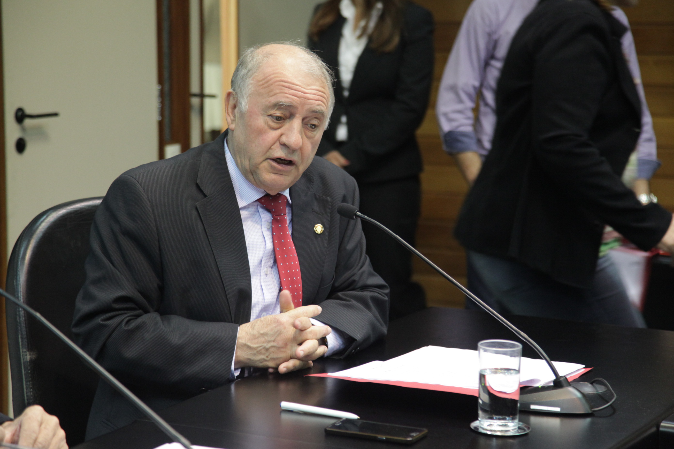 Deputado Natalino Lazare (PR) em Comissão de Educação.