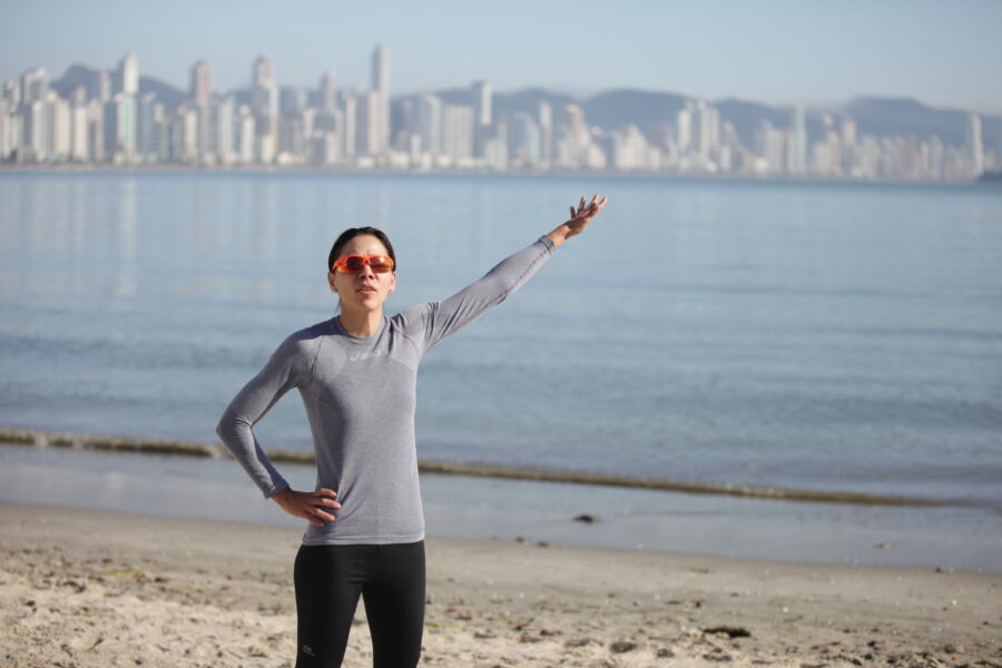 Márcia Bina, com a cidade de Balneário Camboriú ao fundo; superação para realizar o sonho de ser uma atleta olímpica por alguns instantes