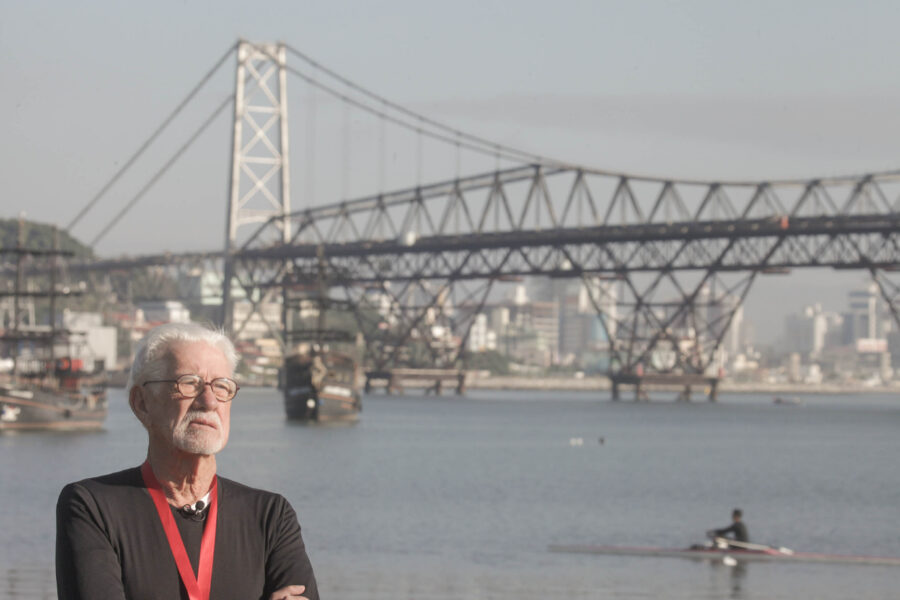 Odilon Maia Martins tem mais de meio século dedicado ao remo, esporte tradicional da Ilha de Santa Catarina