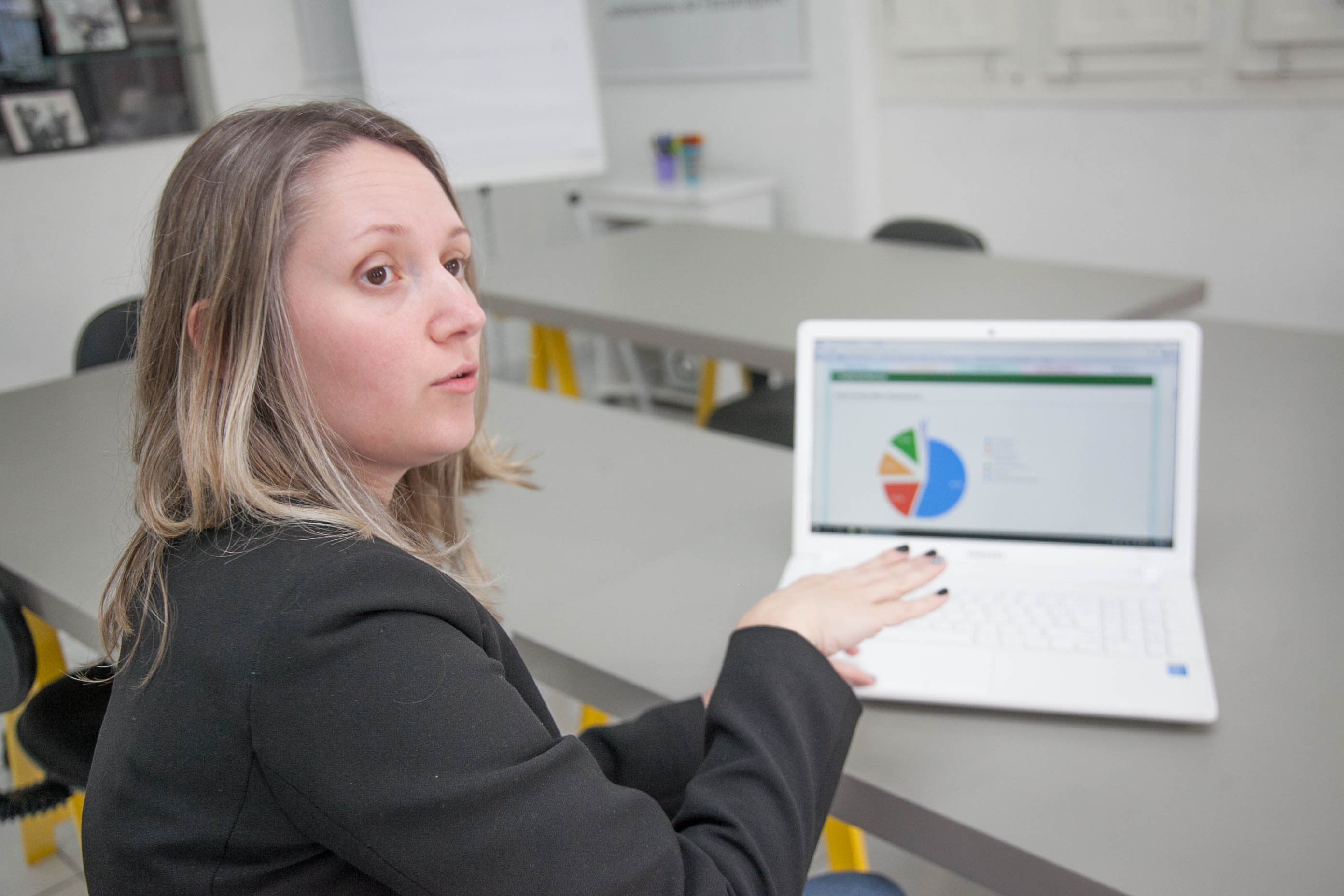 Aline Venturi, Coordenadora de Administração e Finanças do Instituto Comunitário da Grande Florianópolis (ICOM) em ICOM apresenta nova funcionalidade do Portal da Transparência