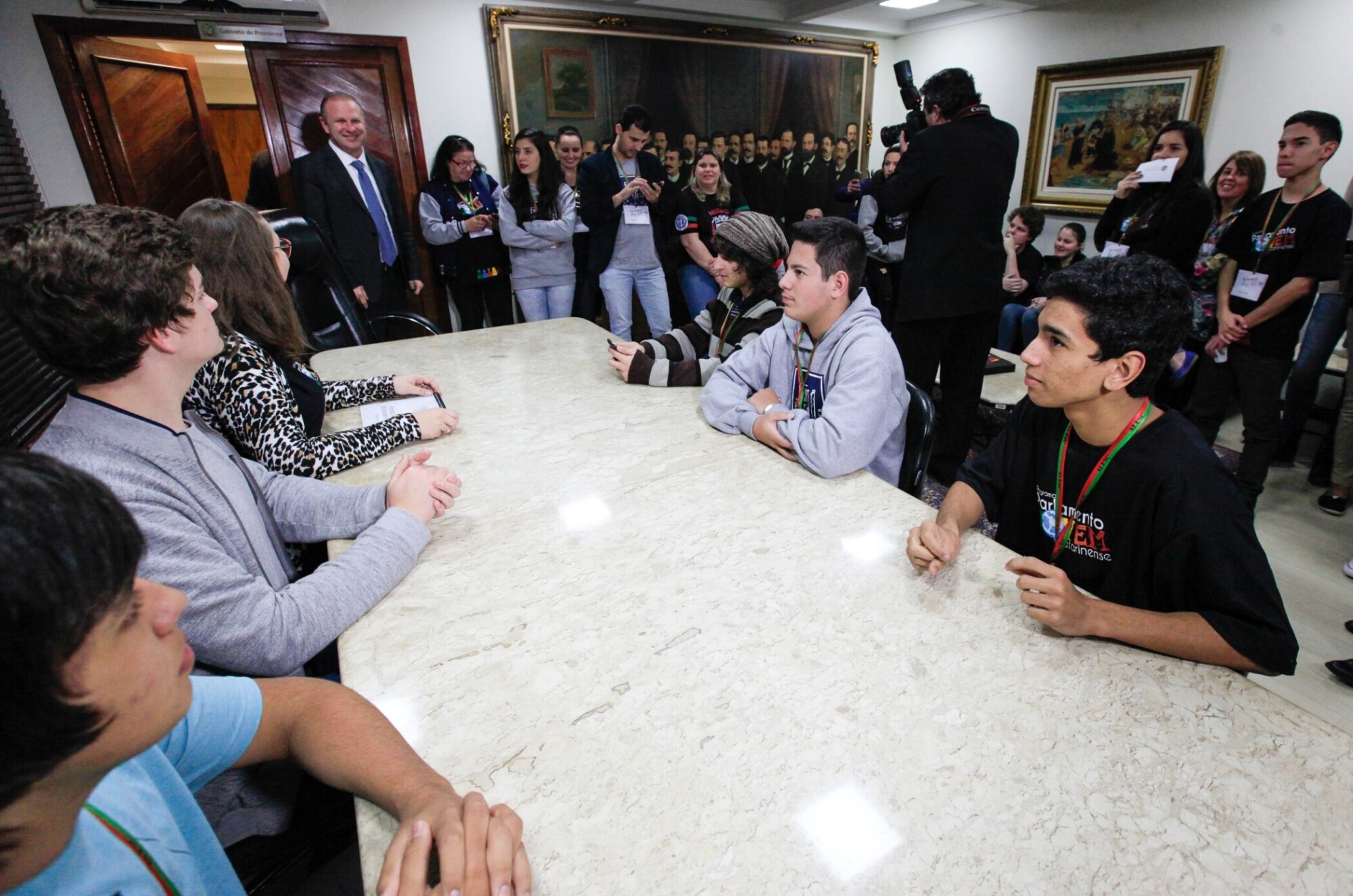 Gelson Merisio, presidente da Alesc, recebe os participantes do Parlamento Jovem