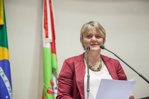 Luciane Carminatti presta homenagem a Chapecó