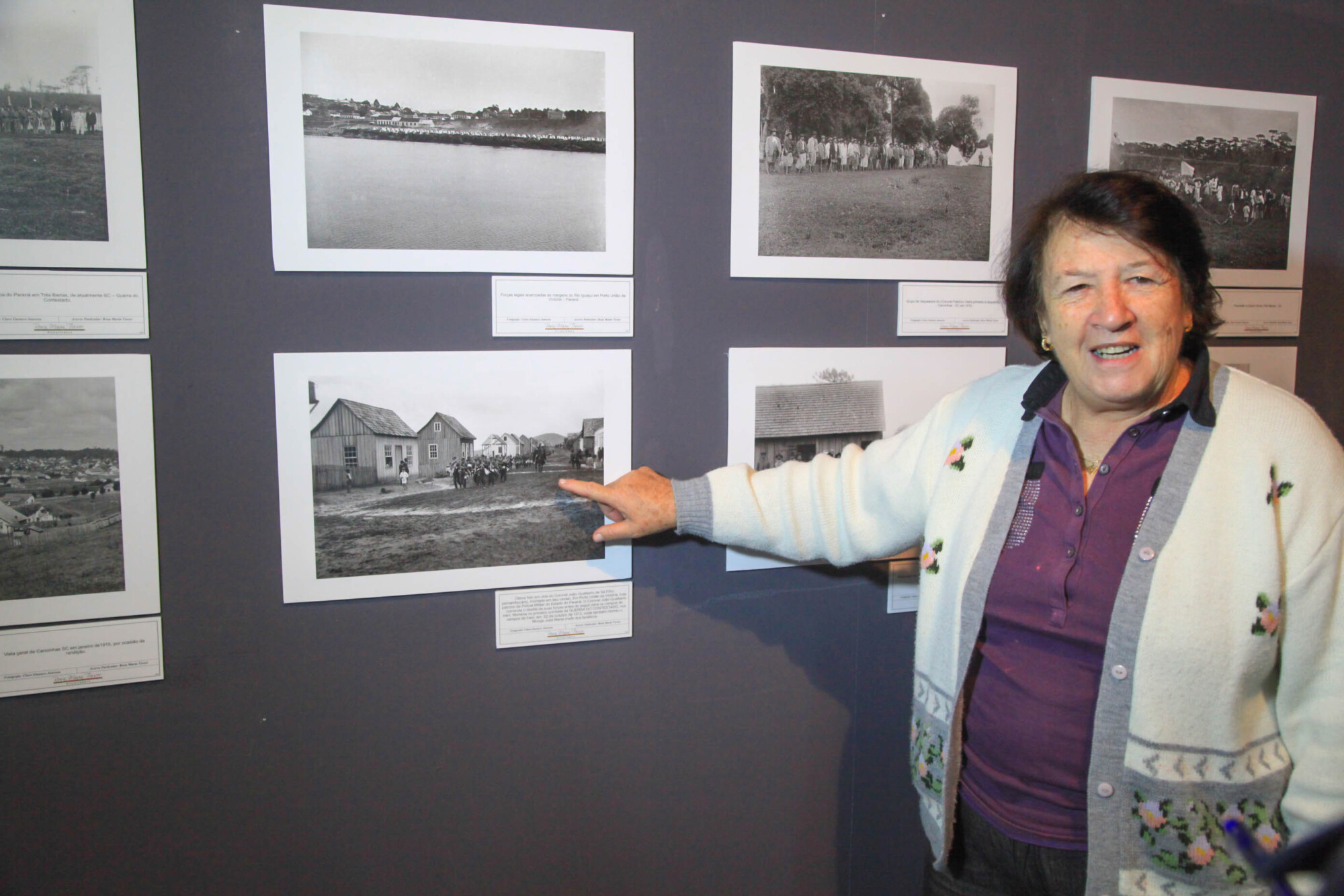 Historiadora Rosa Maria Tesser mostra uma das fotos mais famosas de Jansson, que retrata o Coronel Gualberto de Sá Filho.