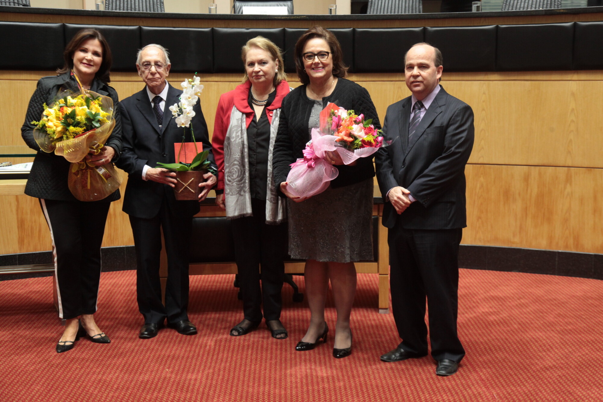 Deputada Dirce Heiderscheidt e homenageados da noite