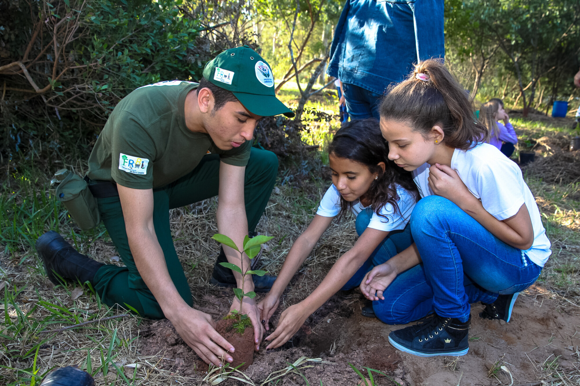 Protetores ambientais educam crianças em parque florestal na Capital