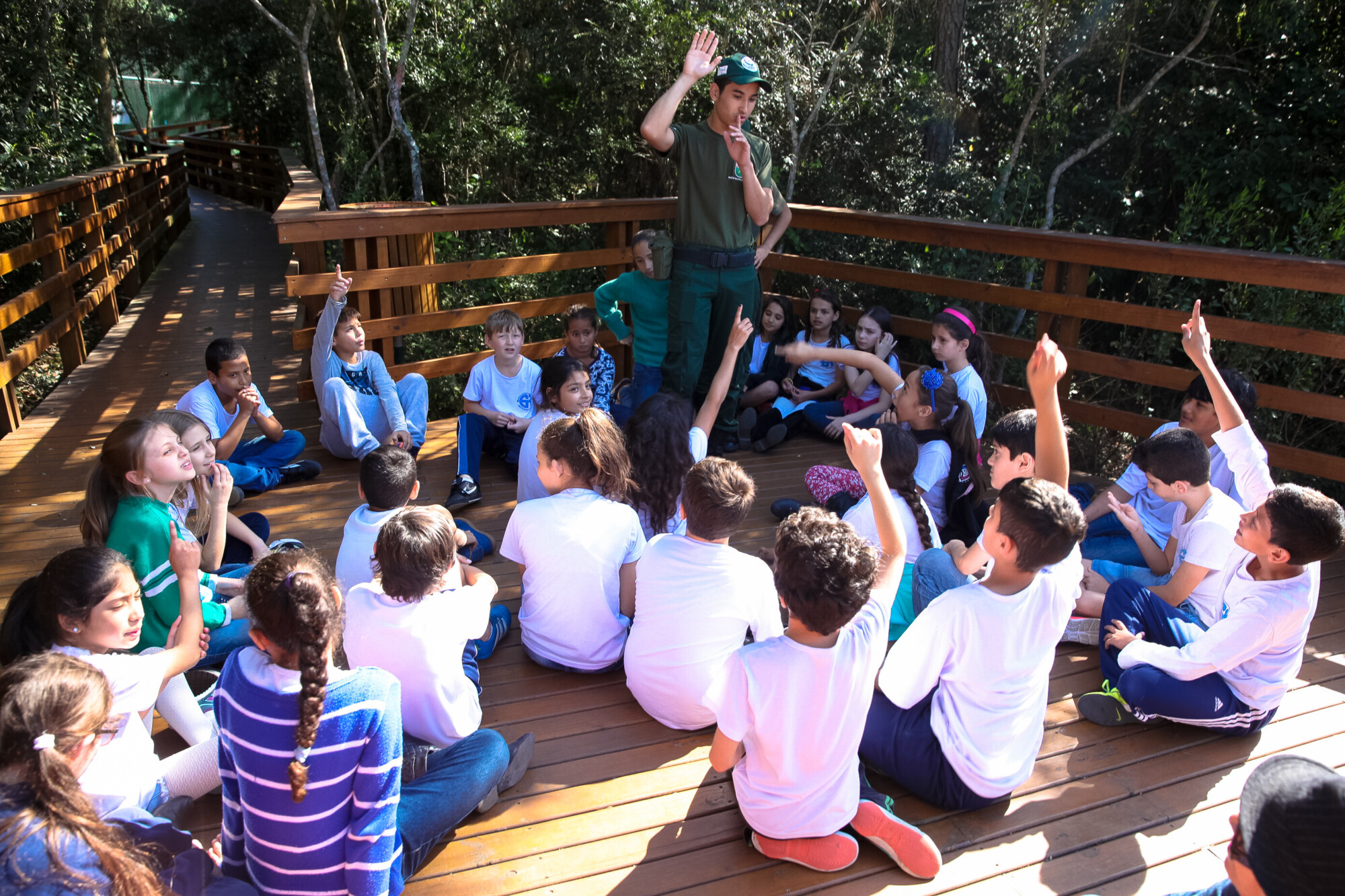 Alunos da Escola Edith Gama Ramos, de Capoeiras, assistem aula de educação ambiental no parque