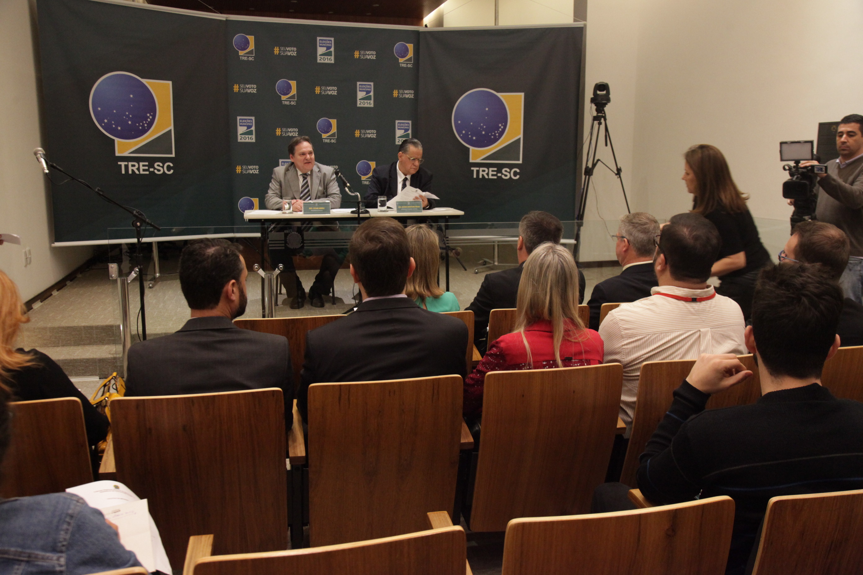 Coletiva com Presidente do TRE.