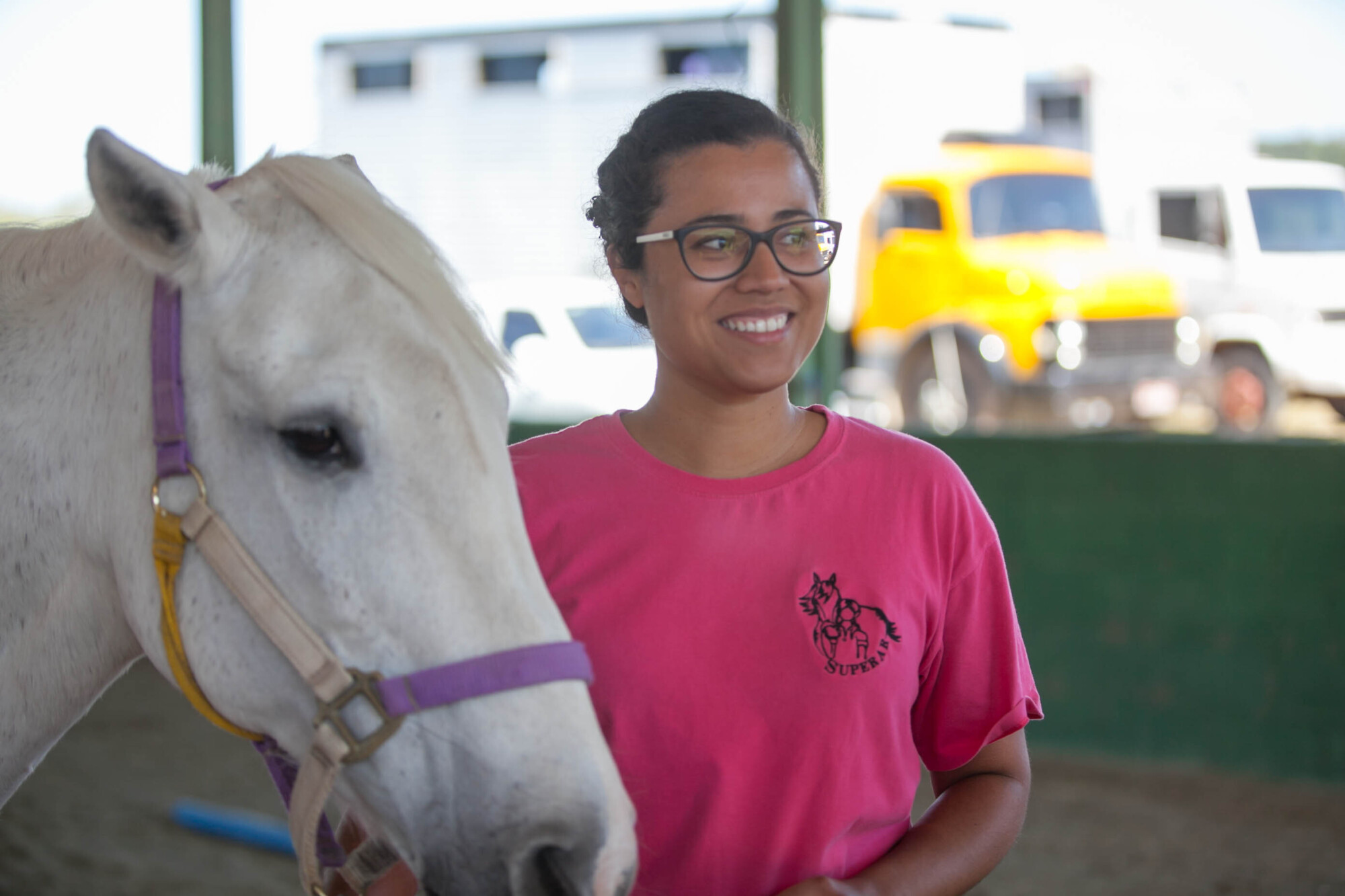 Renata Teixeira, instrutora de equitação, e a égua Cindy