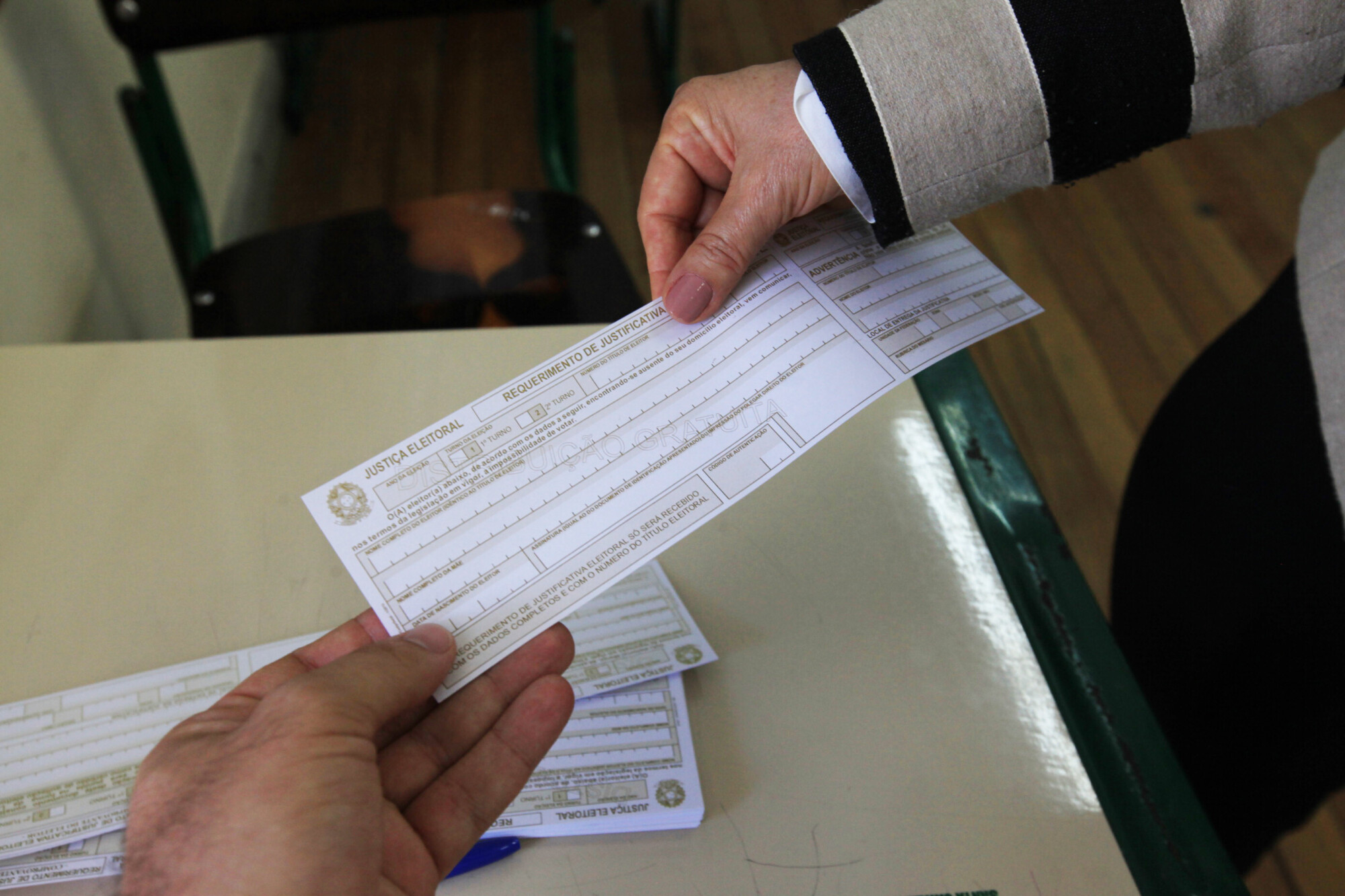 Eleitor fora do domicílio deve justificar sua ausência às eleições