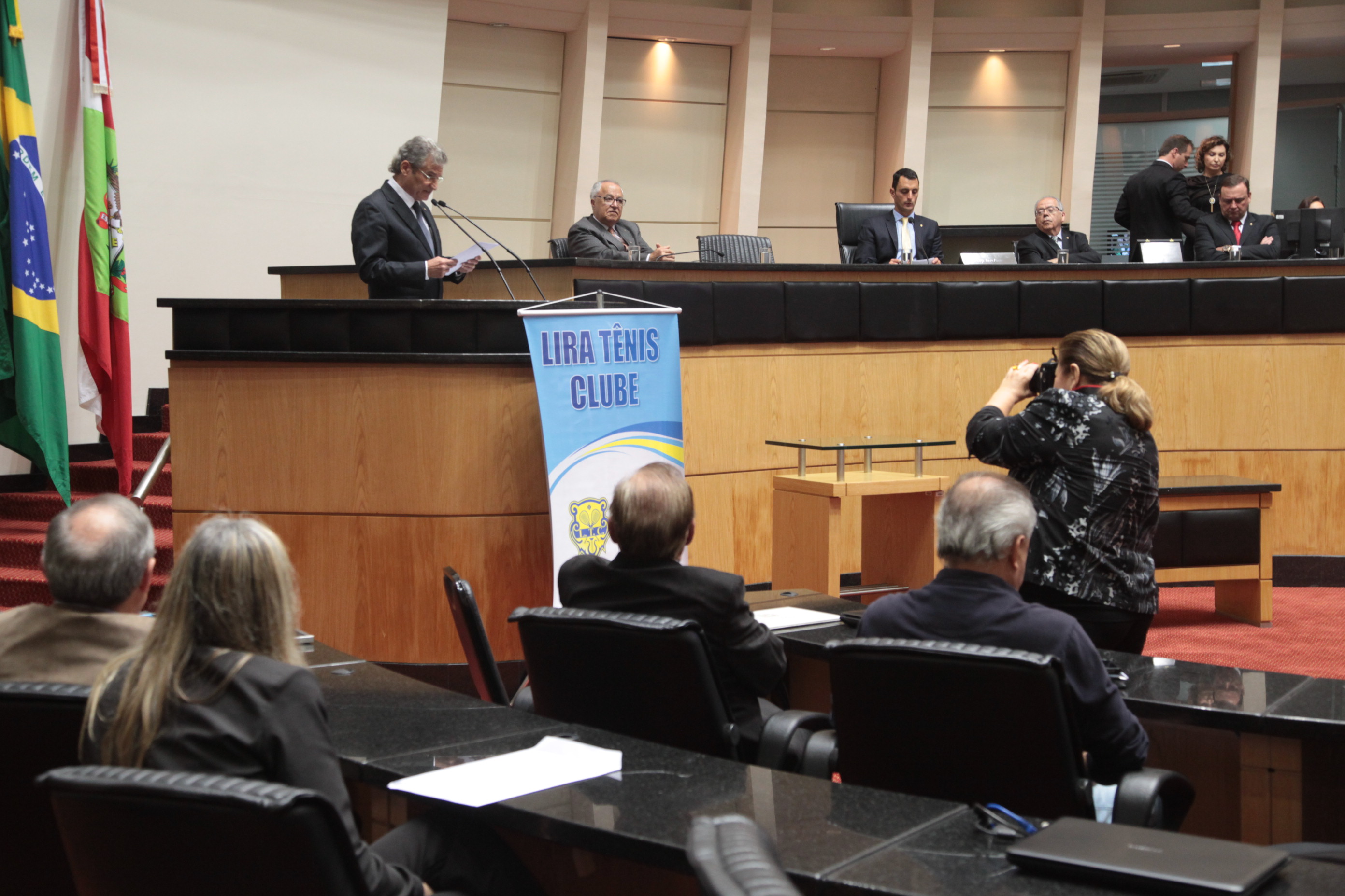 Sessão Especial em comemoração aos 90 anos do Lira Tênis Clube. 	Presidente do Lira Tênis Clube, Aroldo João Costa.