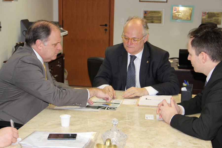 Deputado Dr. Vicente em reunião com dirigentes da Udesc