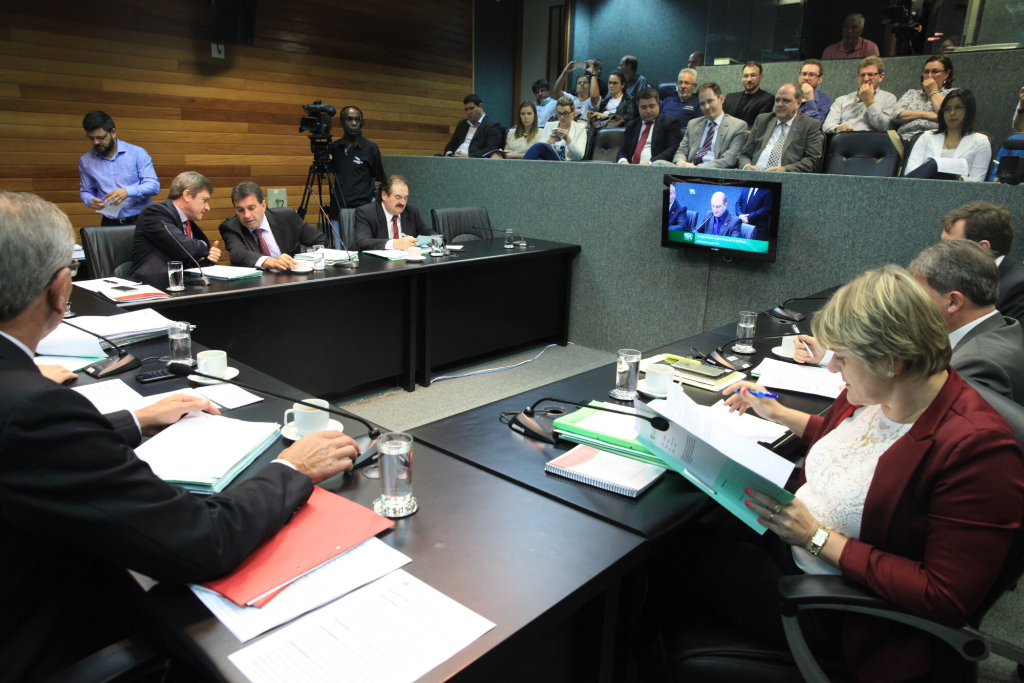 CCJ aprova reajustes no salário e auxílio-alimentação dos servidores da Udesc